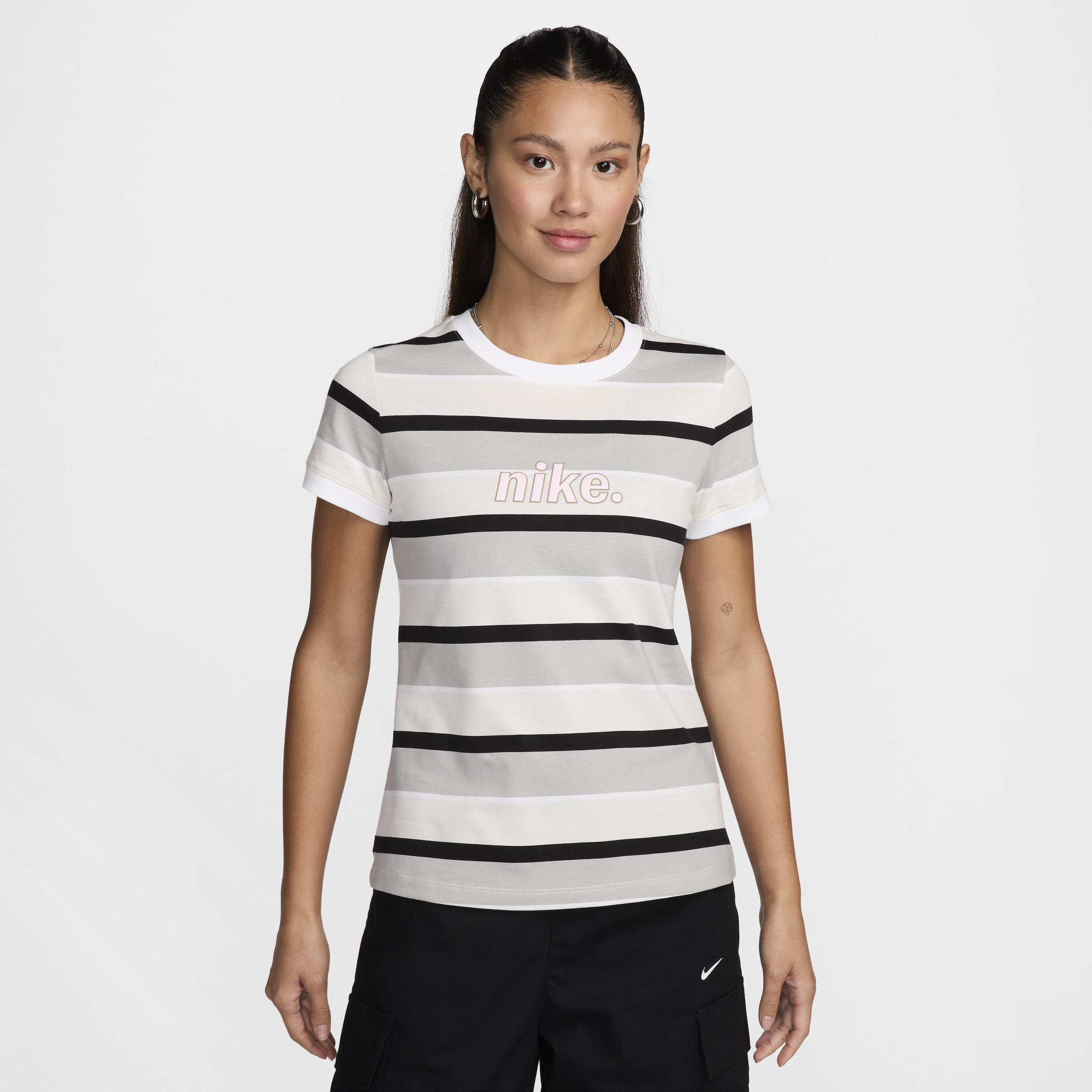 【ナイキ(NIKE)公式ストア】ナイキ スポーツウェア ウィメンズ リンガー Tシャツ HJ6872-030 グレー 【ナイキ(NIKE)公式ストア】ナイキ スポーツウェア ウィメンズ リンガー Tシャツ HJ6872-030 グレー