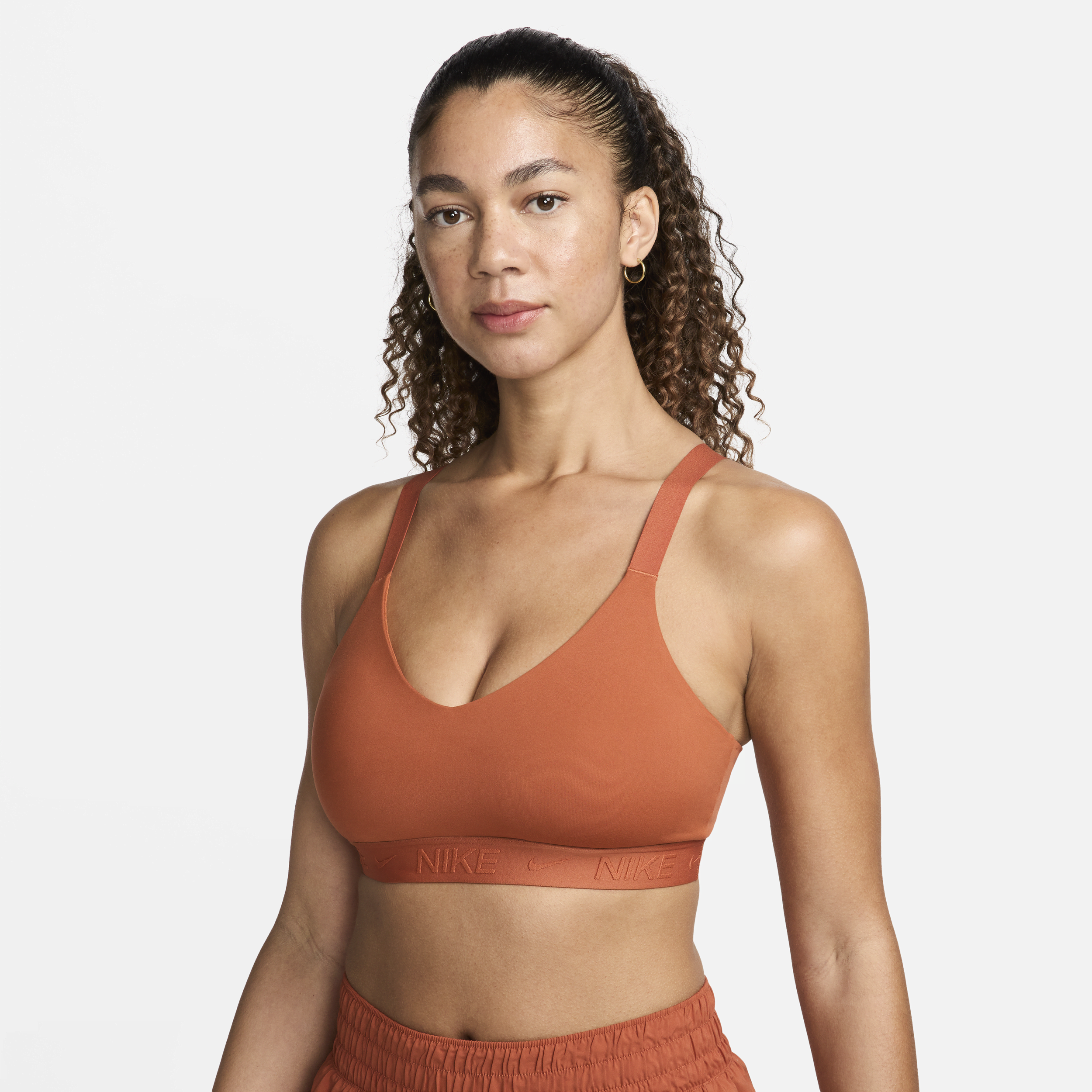 Justerbar Nike Indy-sports-bh med indlæg og medium støtte til kvinder - Orange