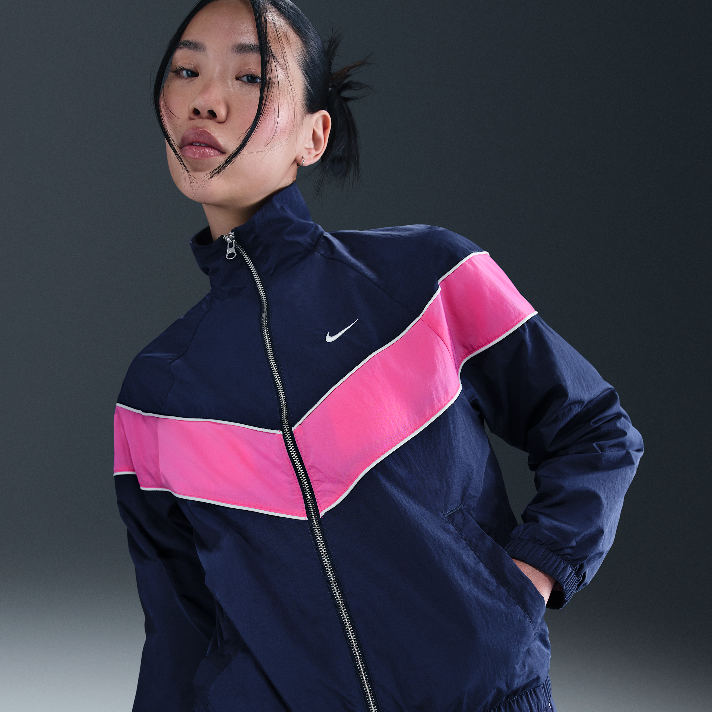 【ナイキ(NIKE)公式ストア】ナイキ ウィンドランナー ウィメンズ ルーズ UV ウーブン フルジップ ジャケット FV6305-410 ブルー 【ナイキ(NIKE)公式ストア】ナイキ ウィンドランナー ウィメンズ ルーズ UV ウーブン フルジップ ジャケット FV6305-410 ブルー