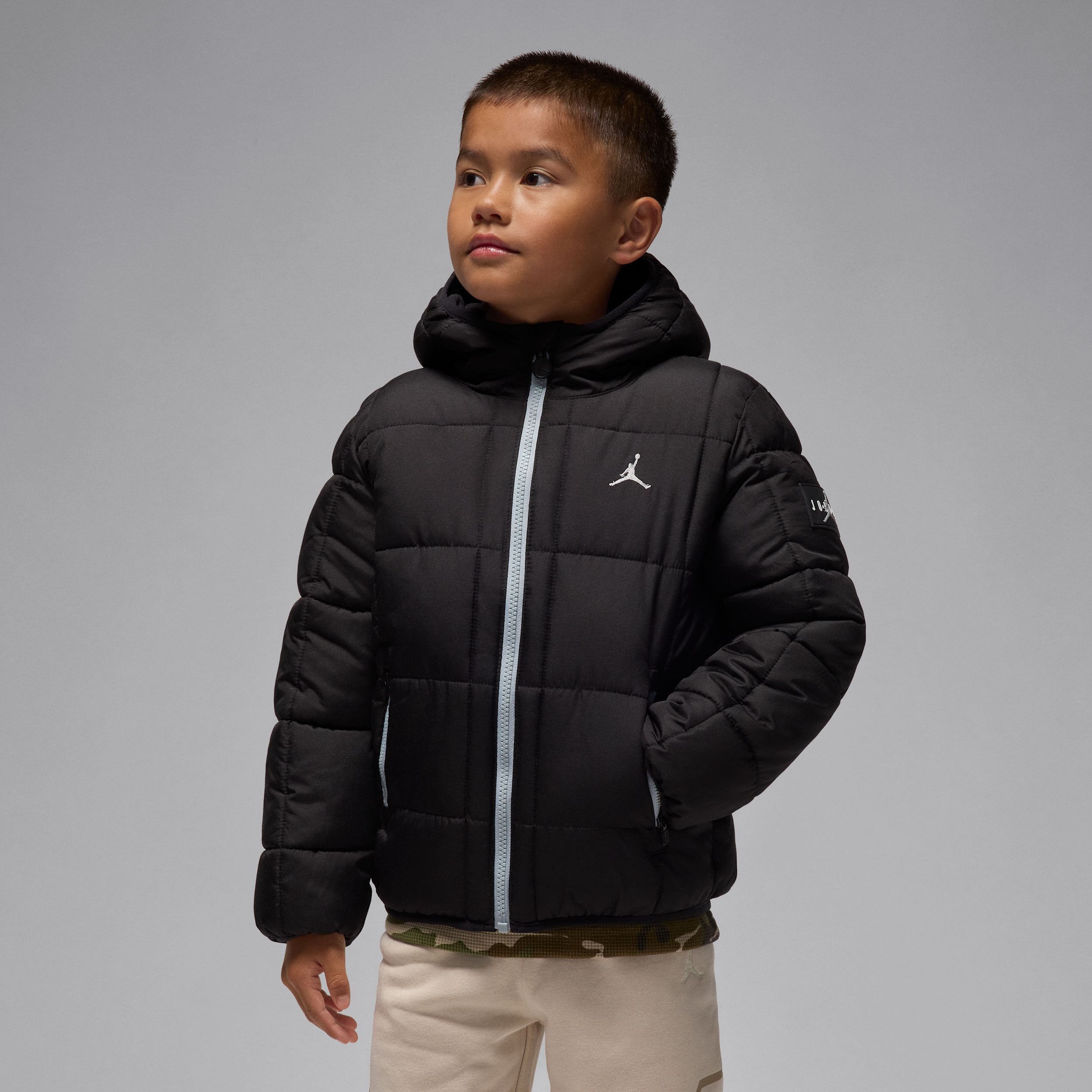 【ナイキ(NIKE)公式ストア】ジョーダン リトルキッズ エッセンシャル ミッドウェイト パファー IO3265-010 ブラック 【ナイキ(NIKE)公式ストア】ジョーダン リトルキッズ エッセンシャル ミッドウェイト パファー IO3265-010 ブラック