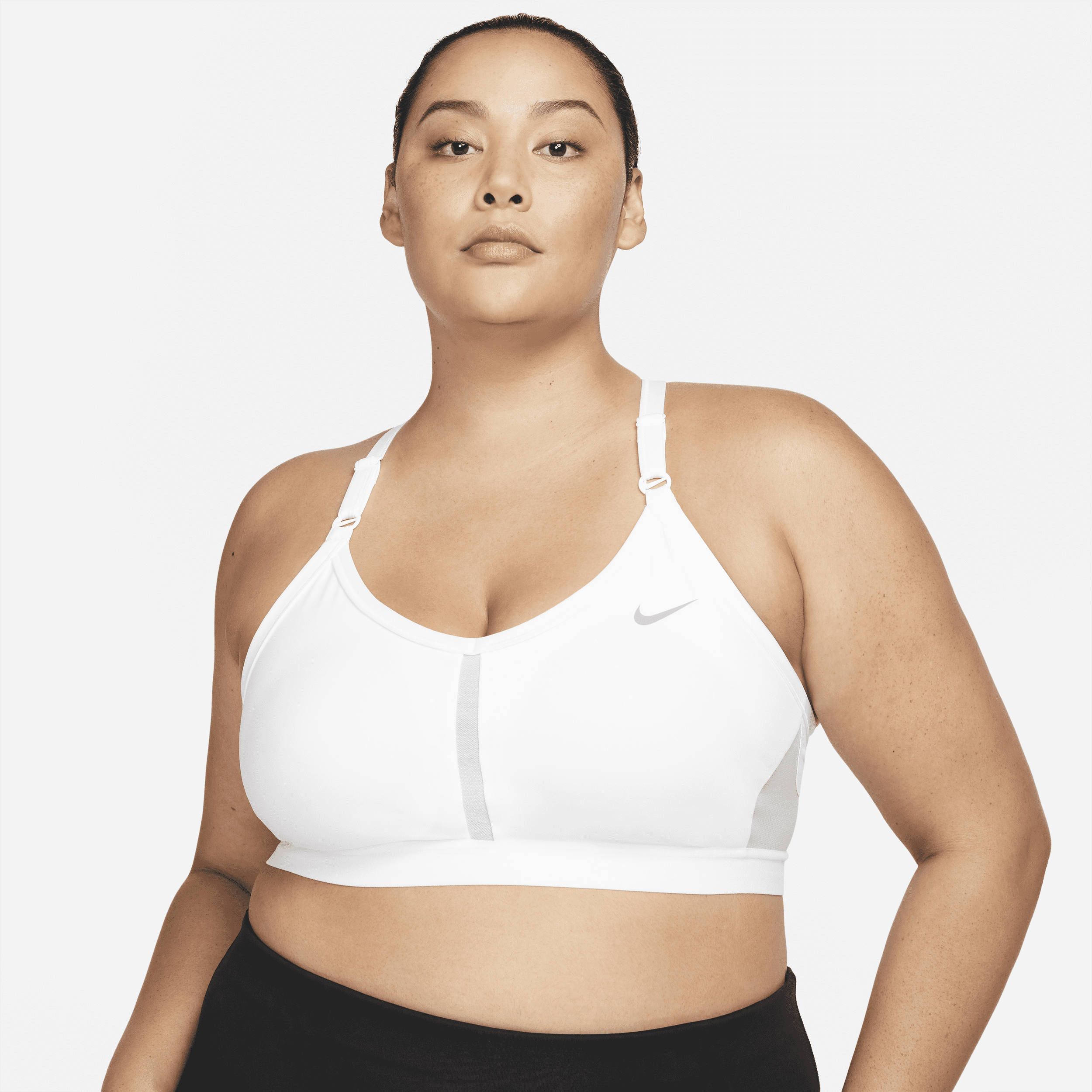 Polstret Nike Indy-sports-bh med let støtte og V-hals til kvinder (plus size) - hvid