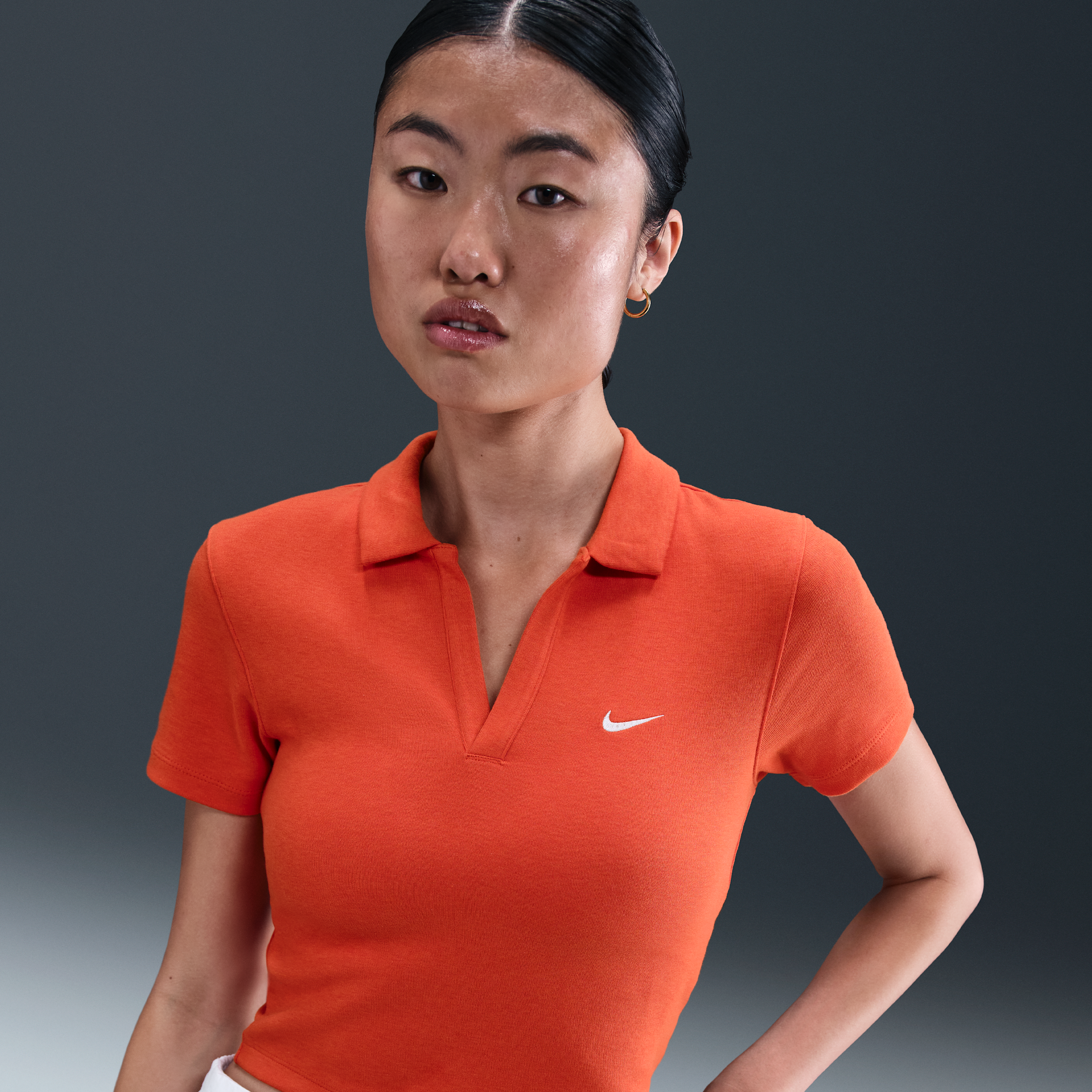 【ナイキ(NIKE)公式ストア】ナイキ スポーツウェア エッセンシャル ウィメンズ ショートスリーブ ポロ トップ DV7885-633 レッド 【ナイキ(NIKE)公式ストア】ナイキ スポーツウェア エッセンシャル ウィメンズ ショートスリーブ ポロ トップ DV7885-633 レッド