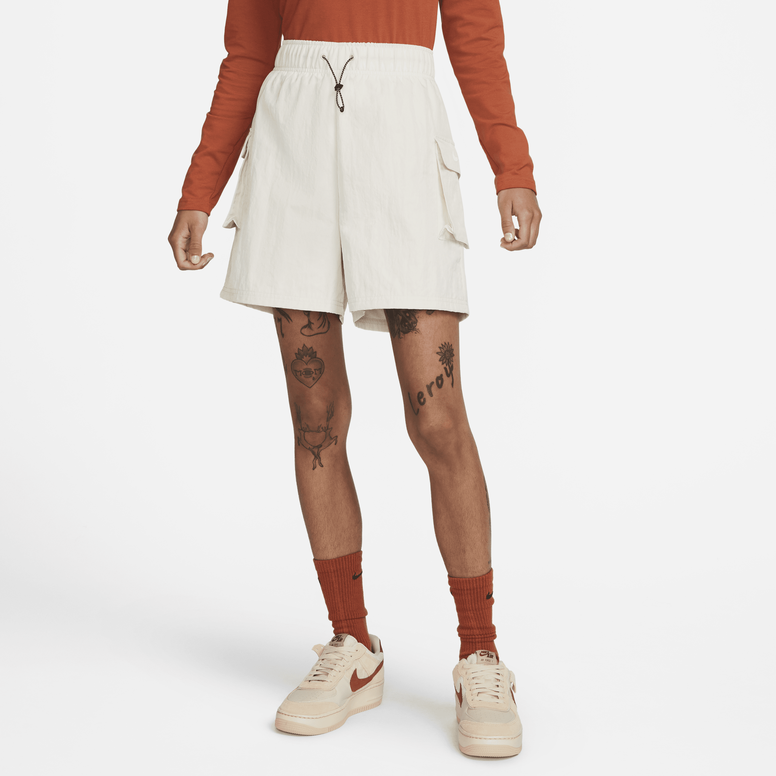 Vævede Nike Sportswear Essential-shorts med høj talje til kvinder - brun
