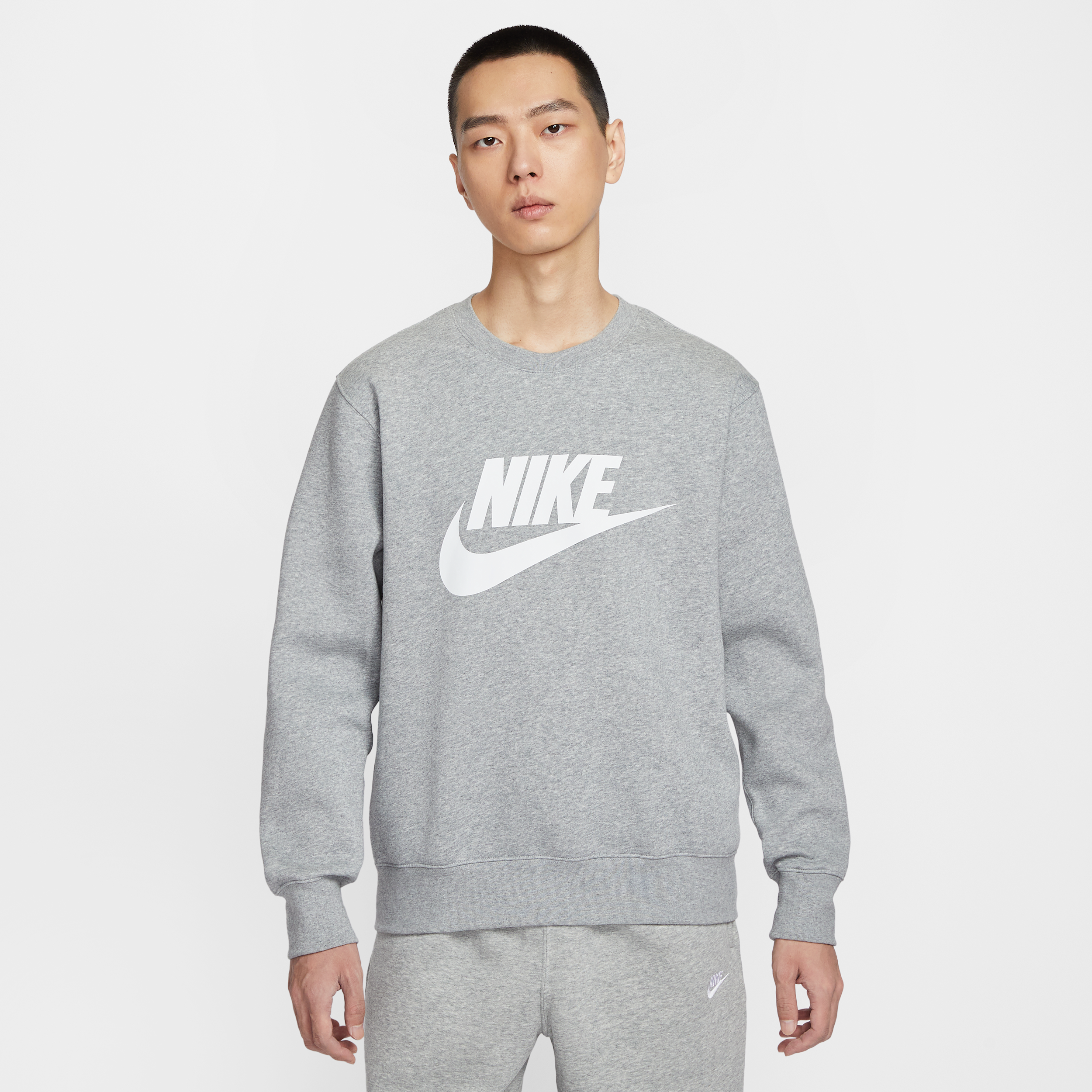 【ナイキ（NIKE）公式ストア】ナイキ スポーツウェア クラブ メンズ グラフィック フリース クルー FN3891-063 グレー