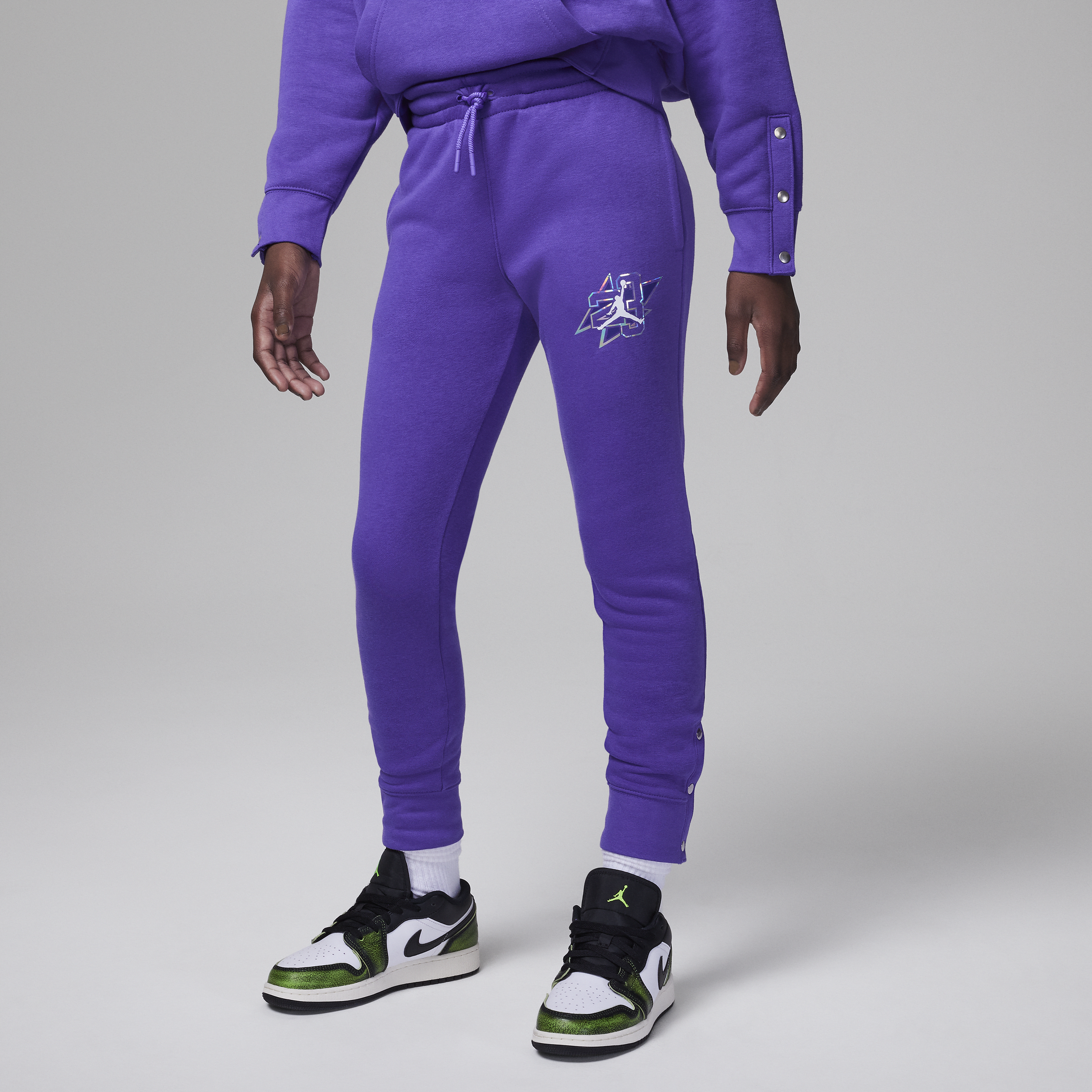 【ナイキ(NIKE)公式ストア】ジョーダン テイク フライト スナップ フリース パンツ ジュニアパンツ FV5691-505 パープル 【ナイキ(NIKE)公式ストア】ジョーダン テイク フライト スナップ フリース パンツ ジュニアパンツ FV5691-505 パープル