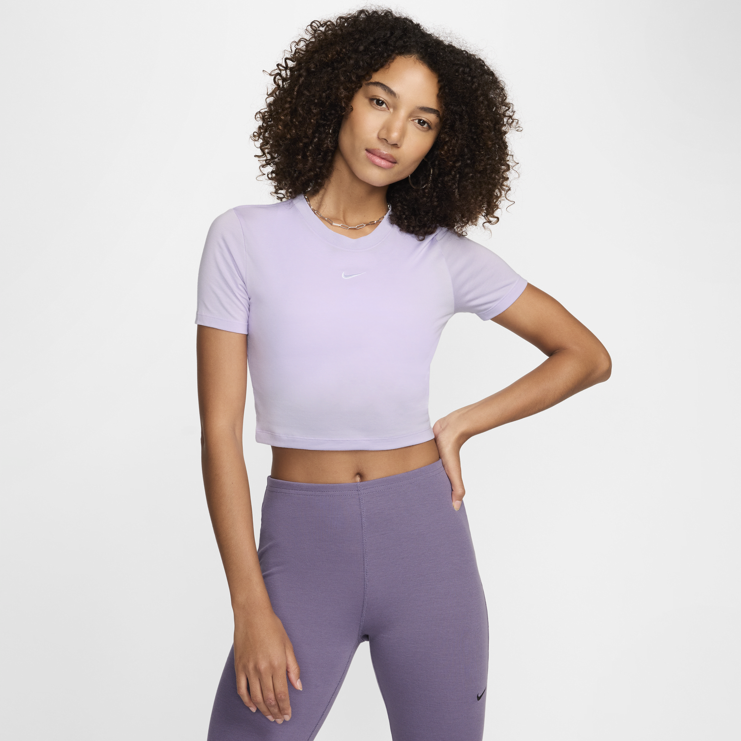Kort, slank Nike Sportswear Essential-T-shirt til kvinder - lilla