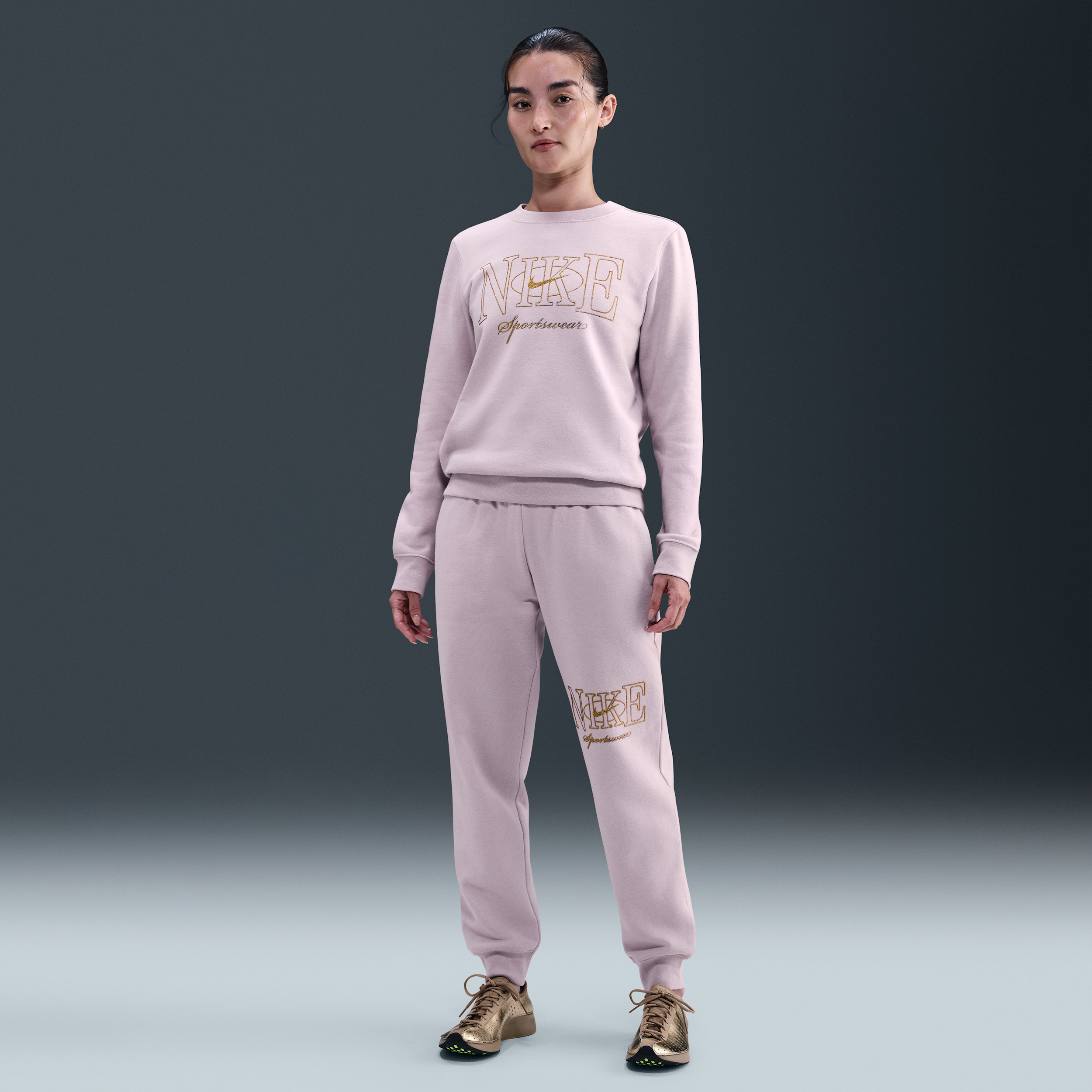 【ナイキ（NIKE）公式ストア】ナイキ スポーツウェア クラブ フリース ウィメンズ ミッドライズ ジョガーパンツ FV8063-019 パープル