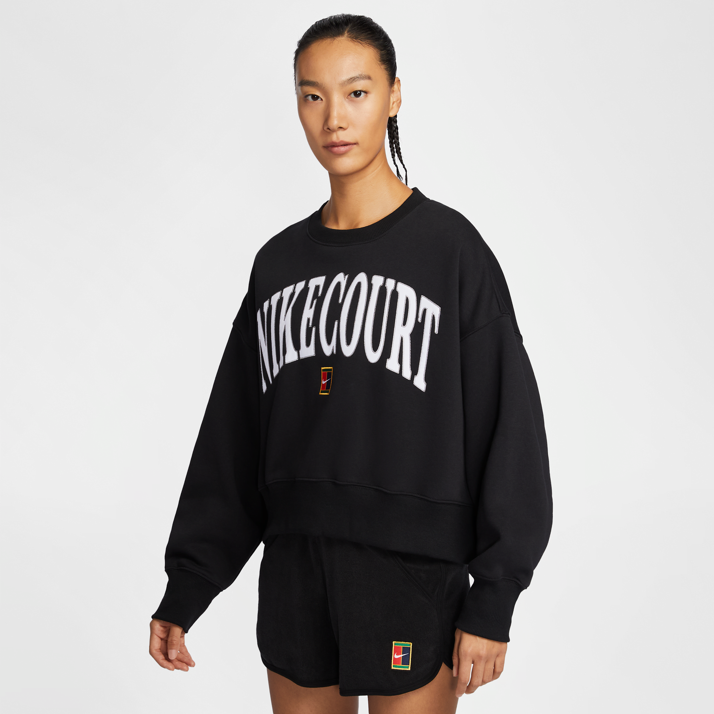 【ナイキ(NIKE)公式ストア】ナイキコート フェニックス フリース ウィメンズ オーバーオーバーサイズド クルーネック テニススウェットシャツ HQ0352-010 ブラック 【ナイキ(NIKE)公式ストア】ナイキコート フェニックス フリース ウィメンズ オーバーオーバーサイズド クルーネック テニススウェットシャツ HQ0352-010 ブラック