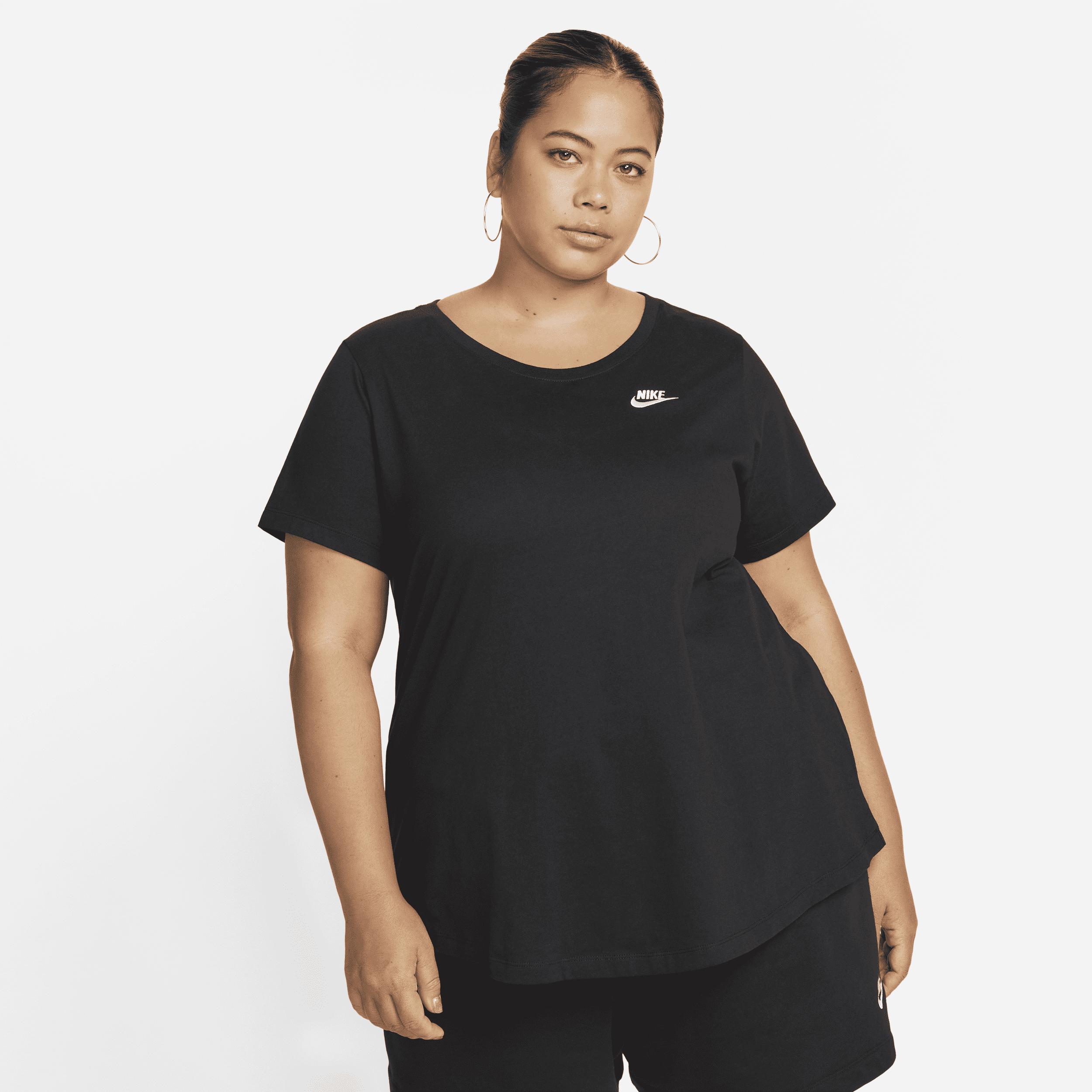 Nike Sportswear Club Essentials T-shirt voor dames (Plus Size) - Zwart