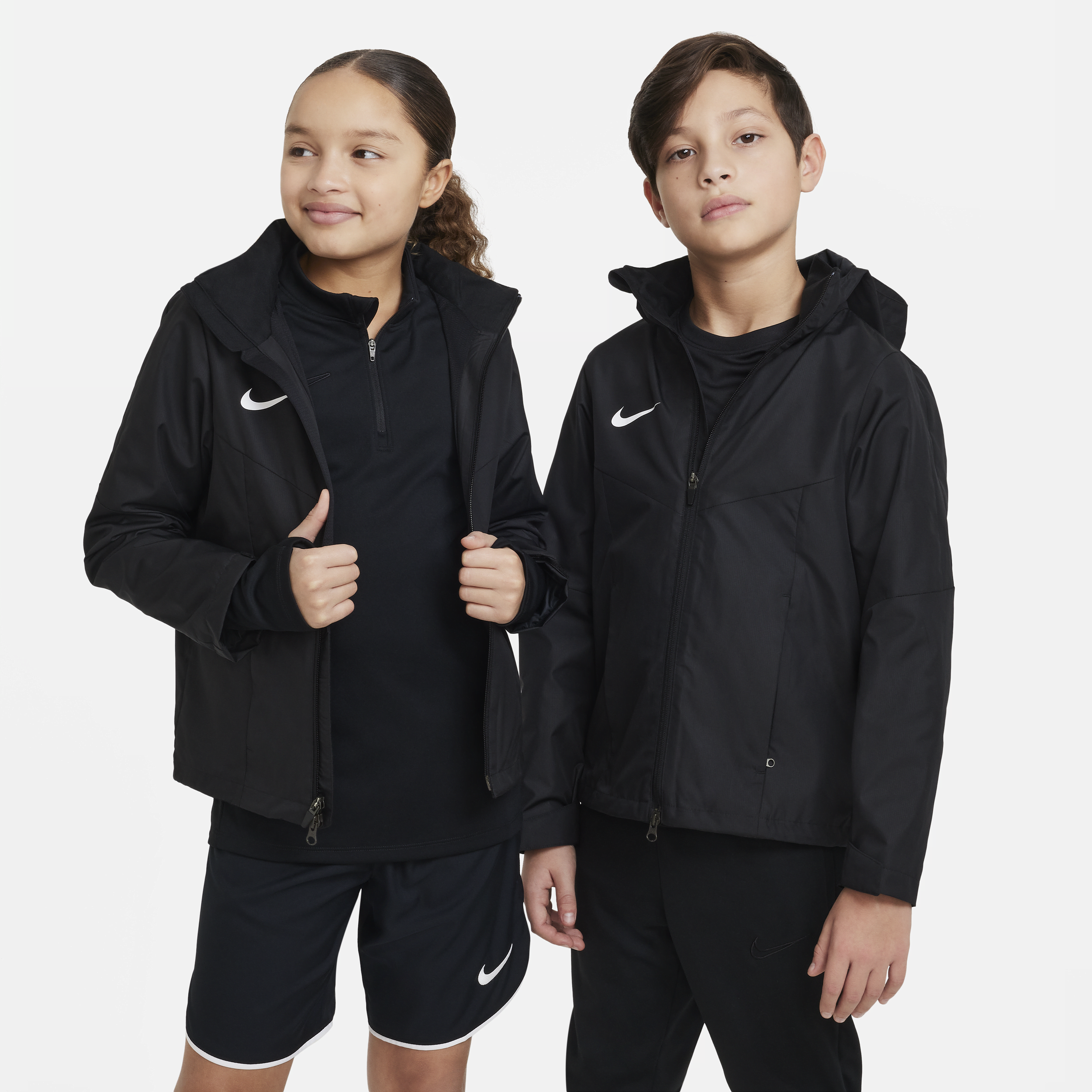 Nike Storm-FIT Academy23-fodboldregnjakke til større børn - sort