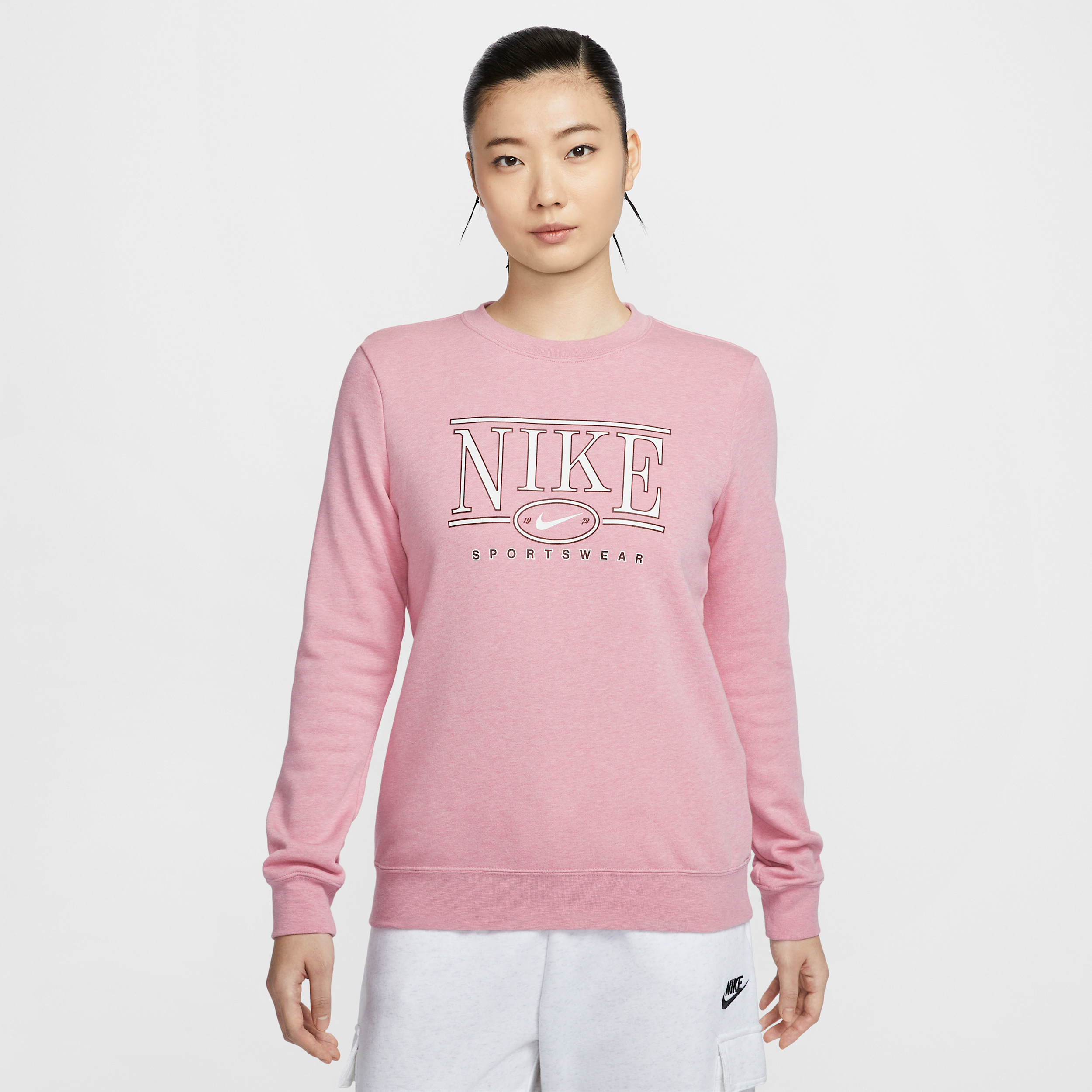 【ナイキ(NIKE)公式ストア】ナイキ スポーツウェア クラブ フリース ウィメンズ クルーネック スウェットシャツ HJ0981-699 ピンク 【ナイキ(NIKE)公式ストア】ナイキ スポーツウェア クラブ フリース ウィメンズ クルーネック スウェットシャツ HJ0981-699 ピンク