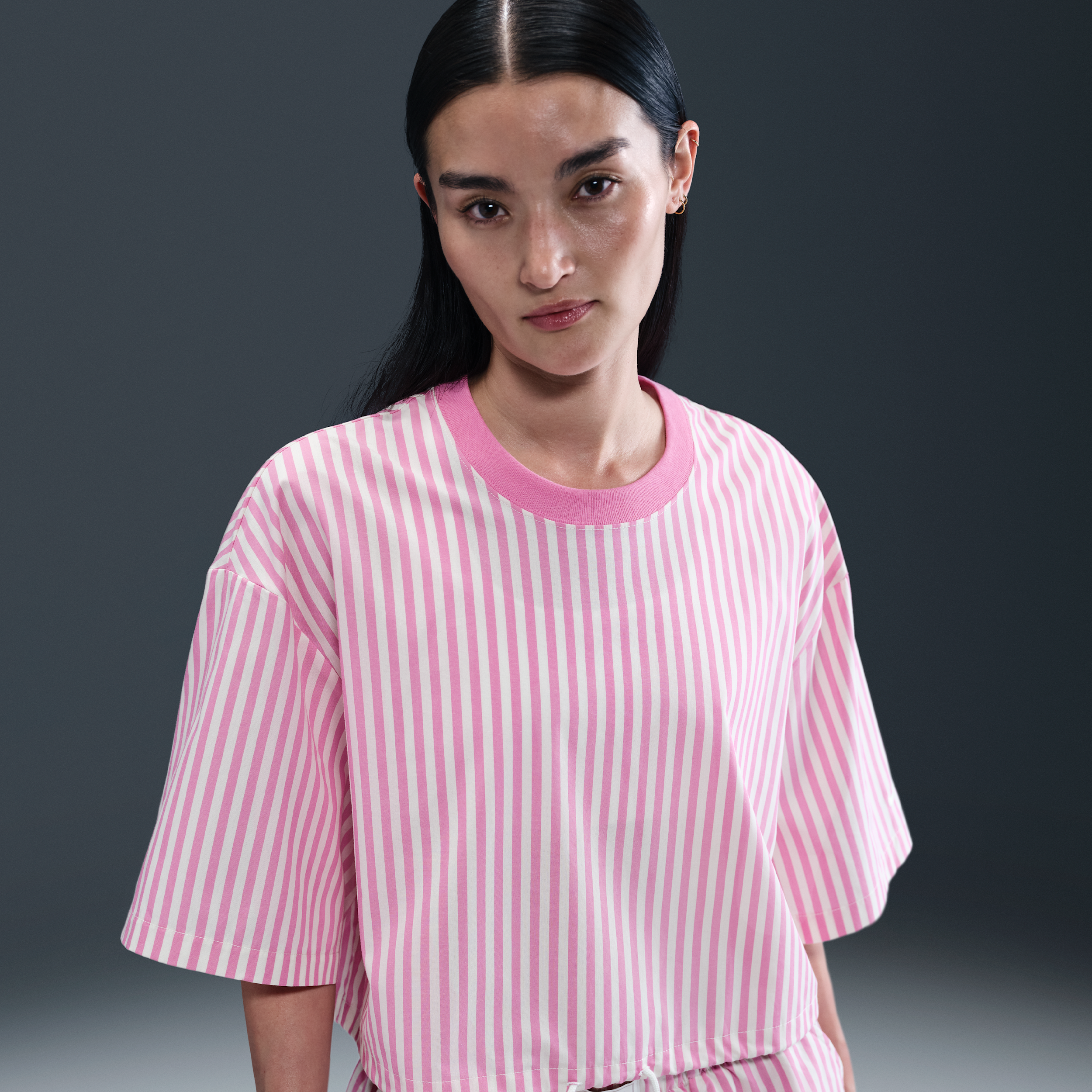 【ナイキ(NIKE)公式ストア】ナイキ スポーツウェア チル ポプリン ウィメンズ ストライプ ボクシー トップ IH8485-675 ピンク 【ナイキ(NIKE)公式ストア】ナイキ スポーツウェア チル ポプリン ウィメンズ ストライプ ボクシー トップ IH8485-675 ピンク