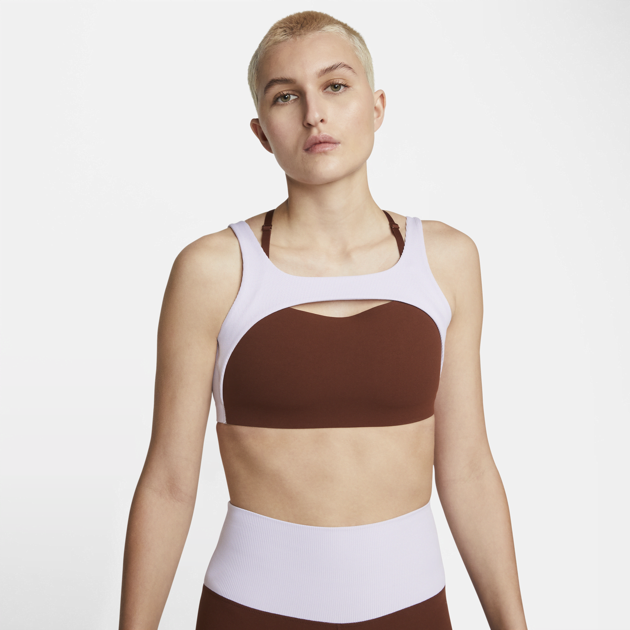Nike Yoga Indy-sports-bh i rib med let støtte og let foring til kvinder - brun