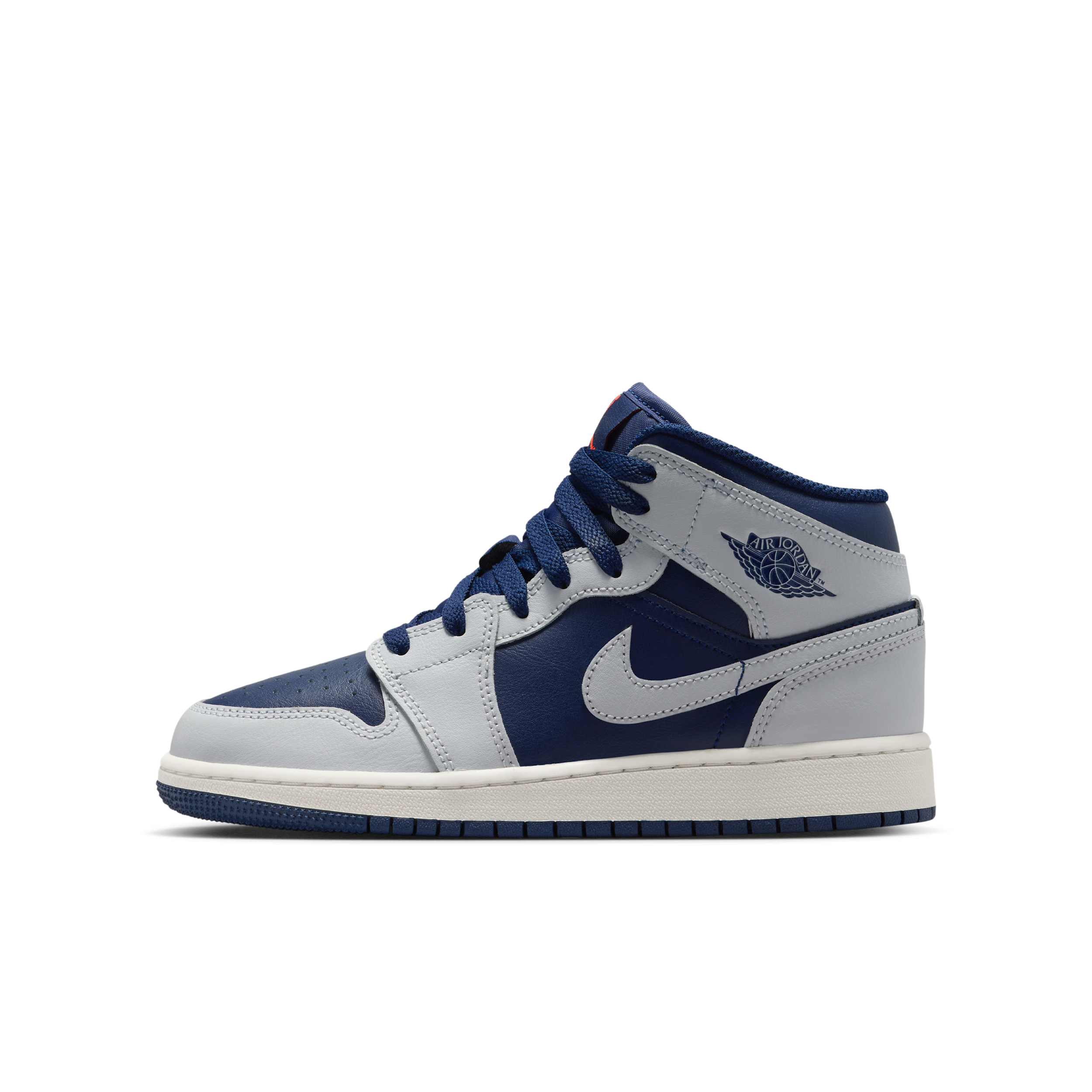 【ナイキ(NIKE)公式ストア】エア ジョーダン 1 MID ジュニアシューズ DQ8423-403 ブルー 【ナイキ(NIKE)公式ストア】エア ジョーダン 1 MID ジュニアシューズ DQ8423-403 ブルー