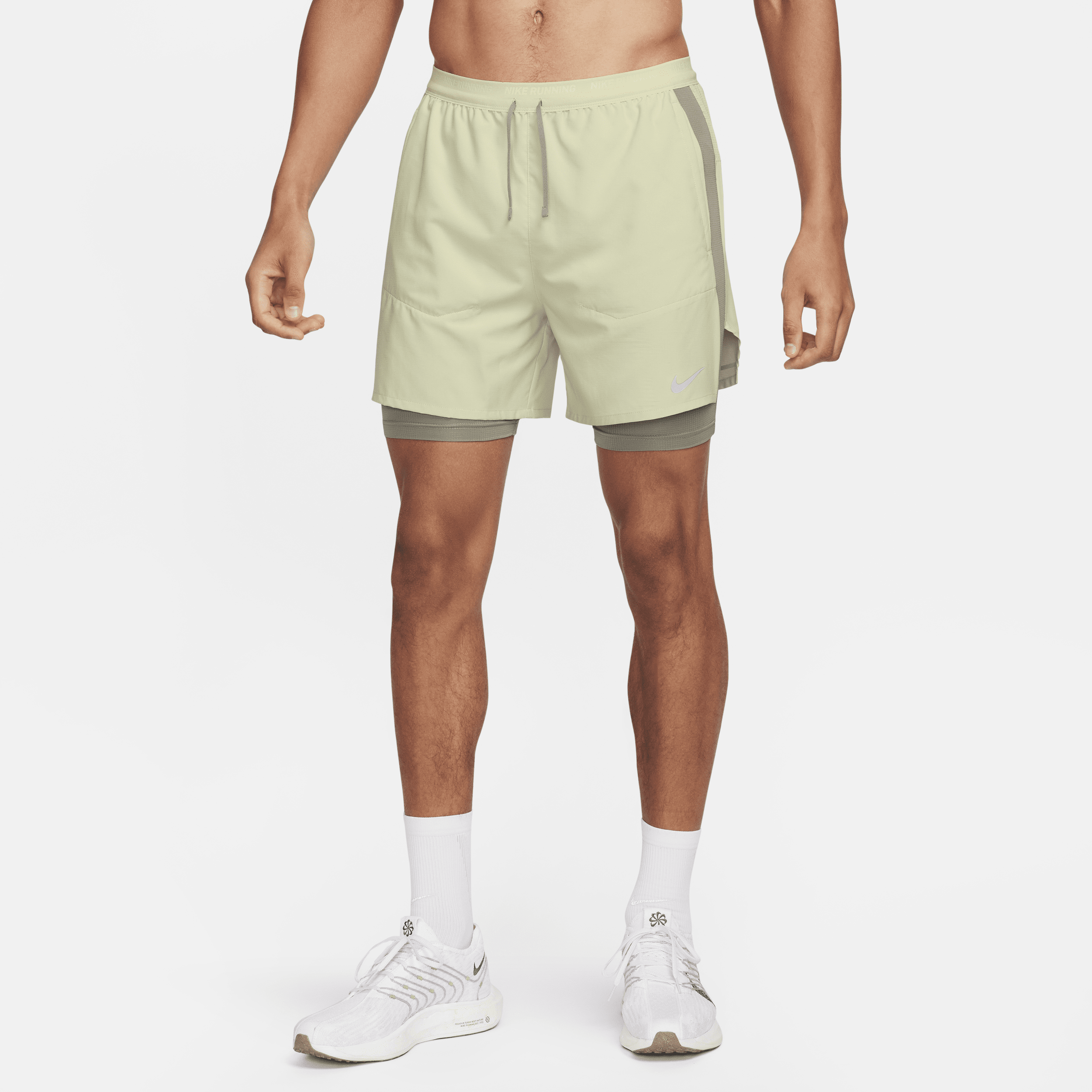 Nike Stride Pantalón corto de running híbrido Dri-FIT de 13 cm - Hombre - Verde