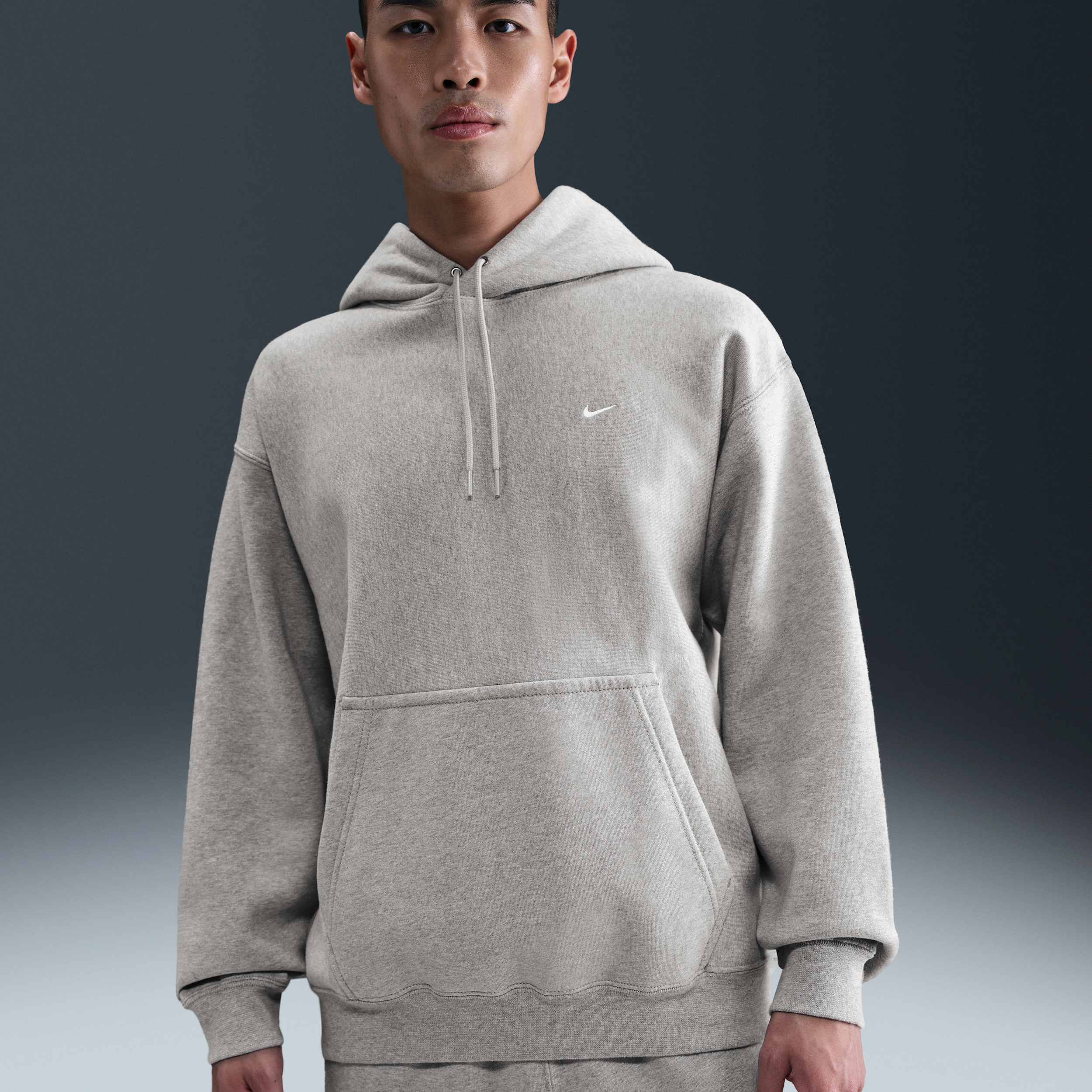 【ナイキ(NIKE)公式ストア】ナイキ ソロ スウッシュ メンズ プルオーバー パーカー HV1083-063 グレー 【ナイキ(NIKE)公式ストア】ナイキ ソロ スウッシュ メンズ プルオーバー パーカー HV1083-063 グレー