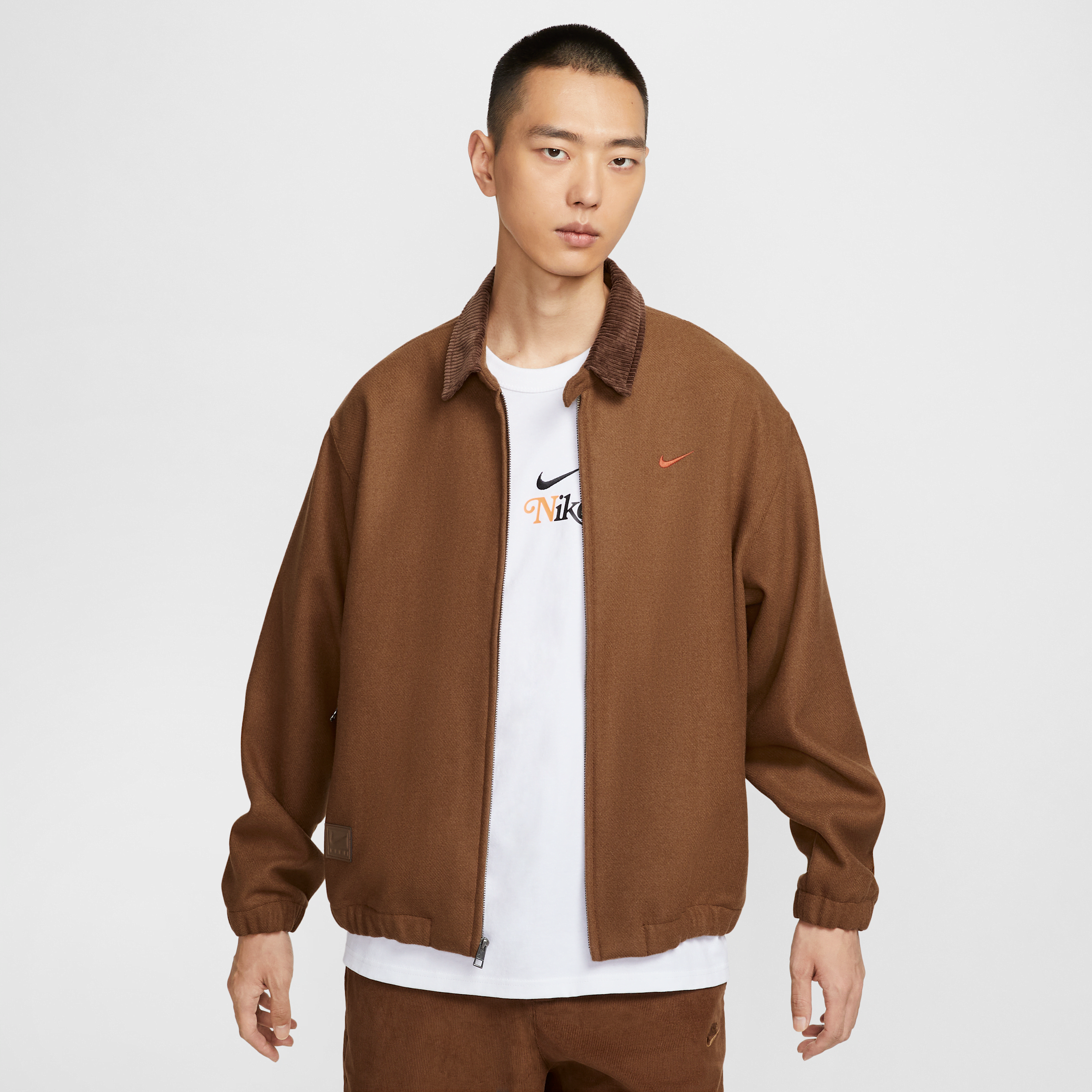 【ナイキ(NIKE)公式ストア】ナイキ ウーブン ツイル プレミアム ジャケット HQ4744-281 ブラウン 【ナイキ(NIKE)公式ストア】ナイキ ウーブン ツイル プレミアム ジャケット HQ4744-281 ブラウン