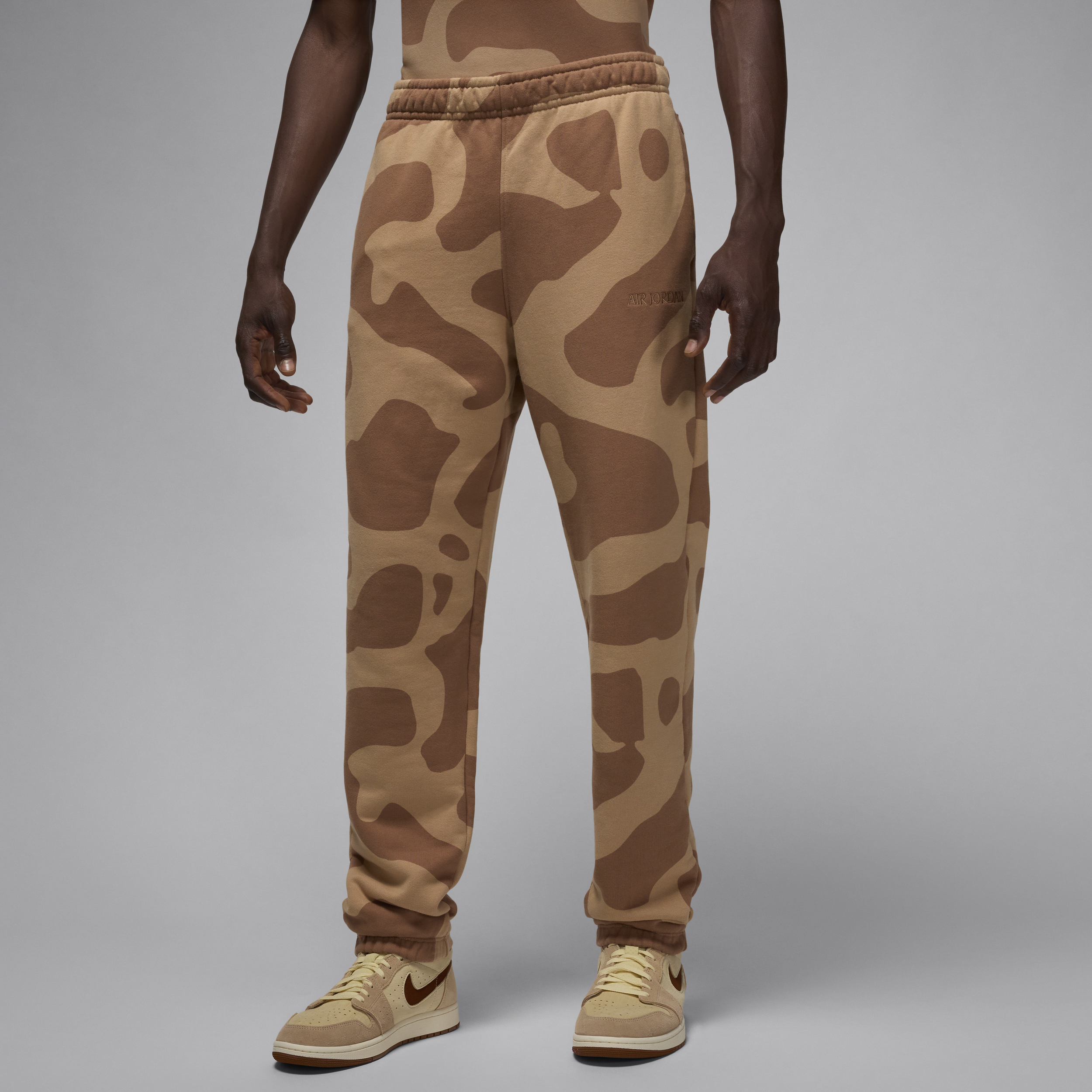 【ナイキ(NIKE)公式ストア】エア ジョーダン ワードマーク メンズ カモ フリース パンツ HF0043-223 ブラウン 【ナイキ(NIKE)公式ストア】エア ジョーダン ワードマーク メンズ カモ フリース パンツ HF0043-223 ブラウン