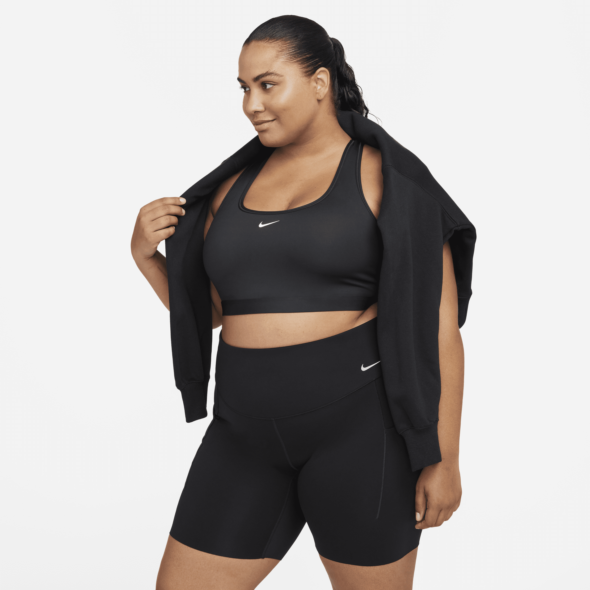 Nike Universa Bikershorts met halfhoge taille, zakken en goede ondersteuning voor dames (Plus Size, 20 cm) - Zwart