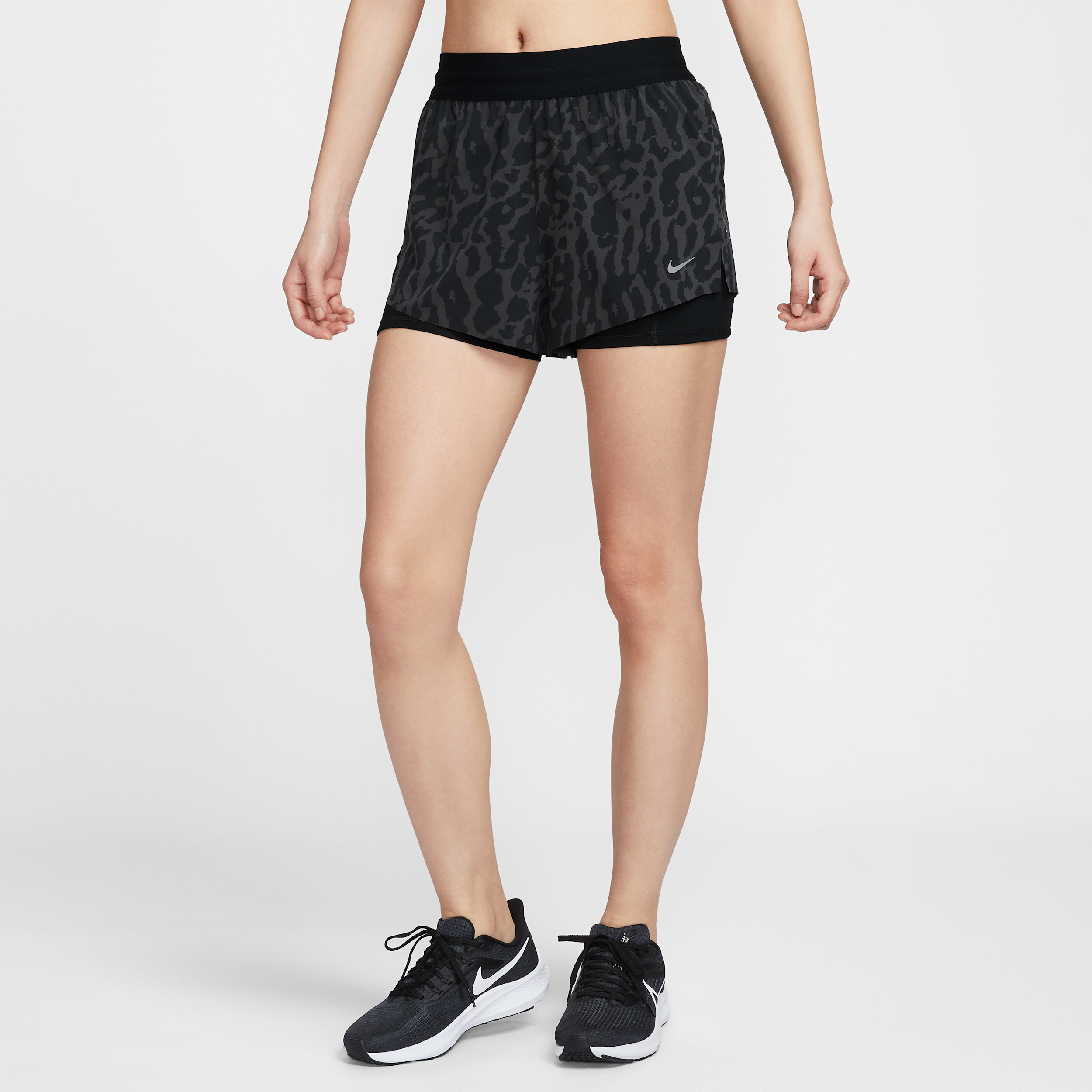 【ナイキ(NIKE)公式ストア】ナイキ スウィフト ウィメンズ Dri-FIT ミッドライズ 2イン1 プリント ランニングショートパンツ IB5849-010 ブラック 【ナイキ(NIKE)公式ストア】ナイキ スウィフト ウィメンズ Dri-FIT ミッドライズ 2イン1 プリント ランニングショートパンツ IB5849-010 ブラック