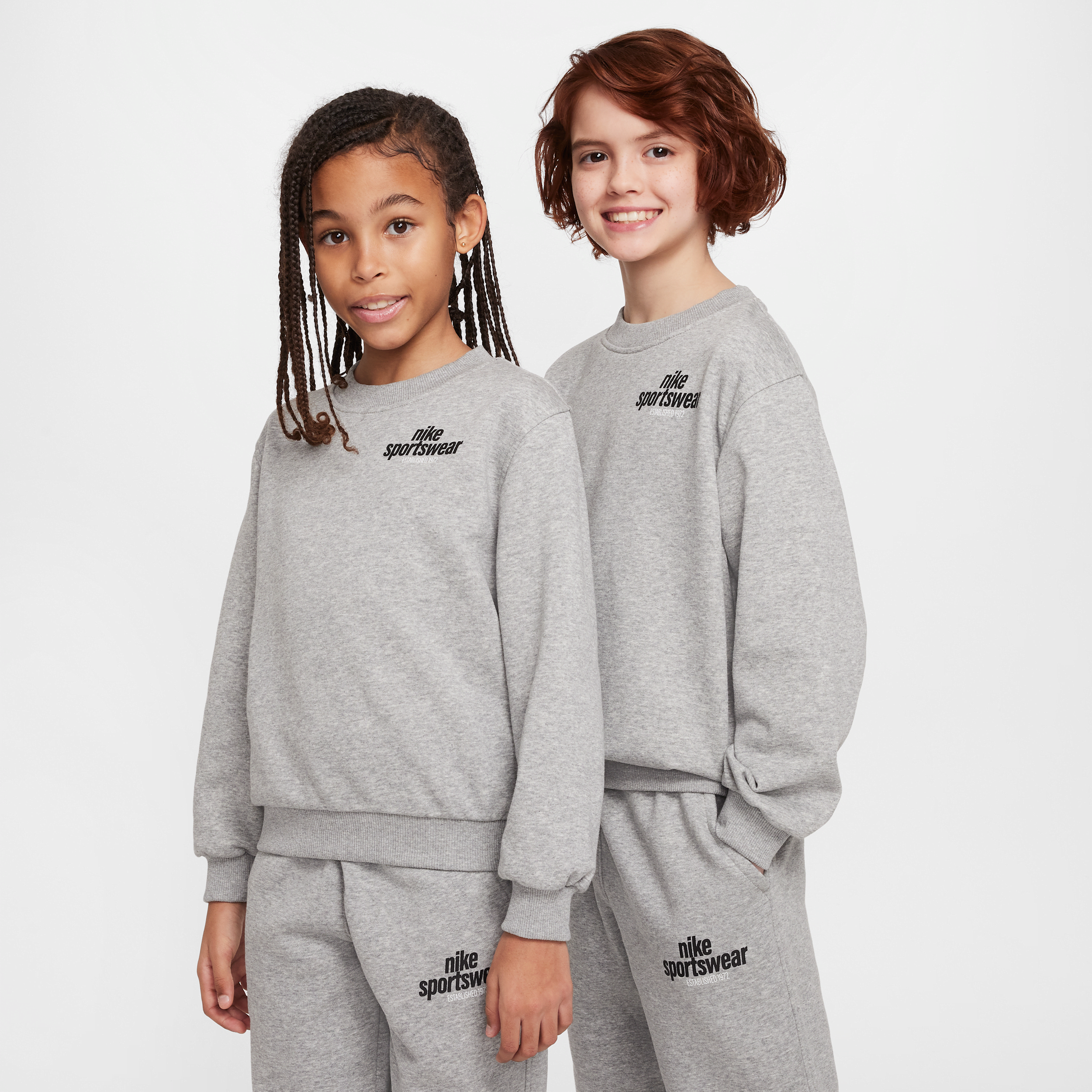 【ナイキ(NIKE)公式ストア】ナイキ スポーツウェア クラブ ジュニア フレンチテリー スウェットシャツ HJ2674-063 グレー 【ナイキ(NIKE)公式ストア】ナイキ スポーツウェア クラブ ジュニア フレンチテリー スウェットシャツ HJ2674-063 グレー