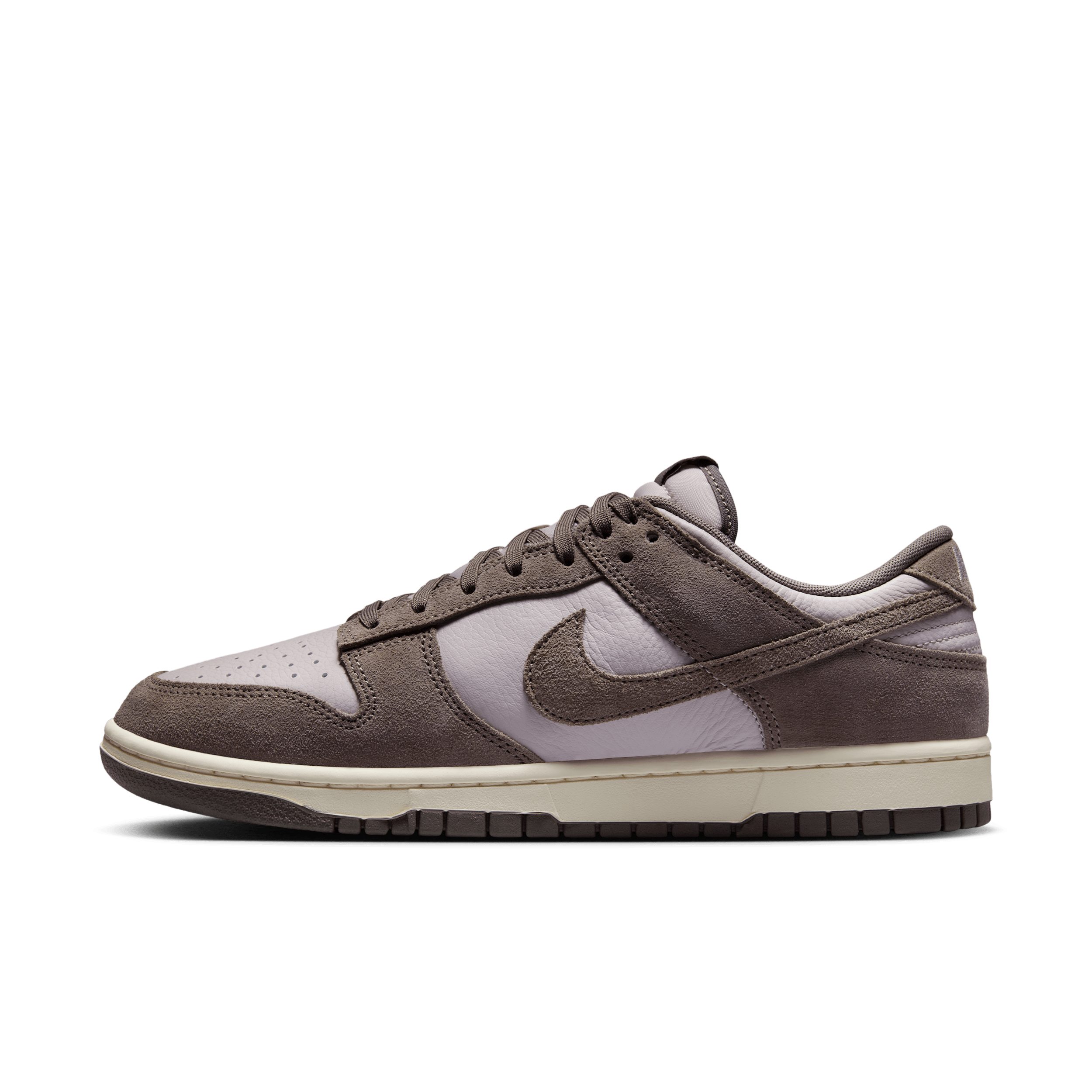 【ナイキ(NIKE)公式ストア】ナイキ ダンク LOW レトロ SE レザー/スエード メンズシューズ FQ8249-001 パープル 【ナイキ(NIKE)公式ストア】ナイキ ダンク LOW レトロ SE レザー/スエード メンズシューズ FQ8249-001 パープル
