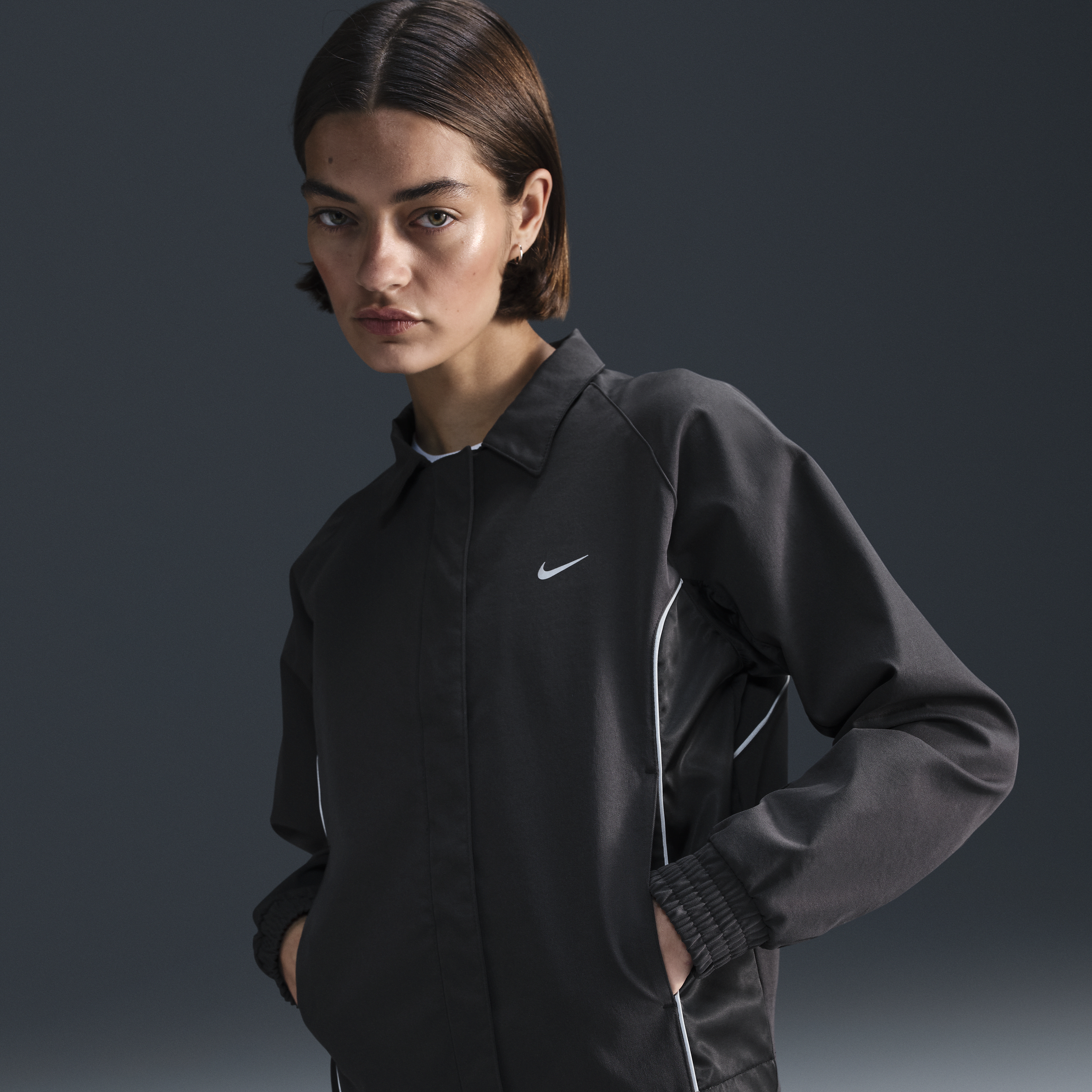 【ナイキ(NIKE)公式ストア】ナイキ スポーツウェア ウィメンズ ウーブン ジャケット HQ3750-010 ブラック 【ナイキ(NIKE)公式ストア】ナイキ スポーツウェア ウィメンズ ウーブン ジャケット HQ3750-010 ブラック