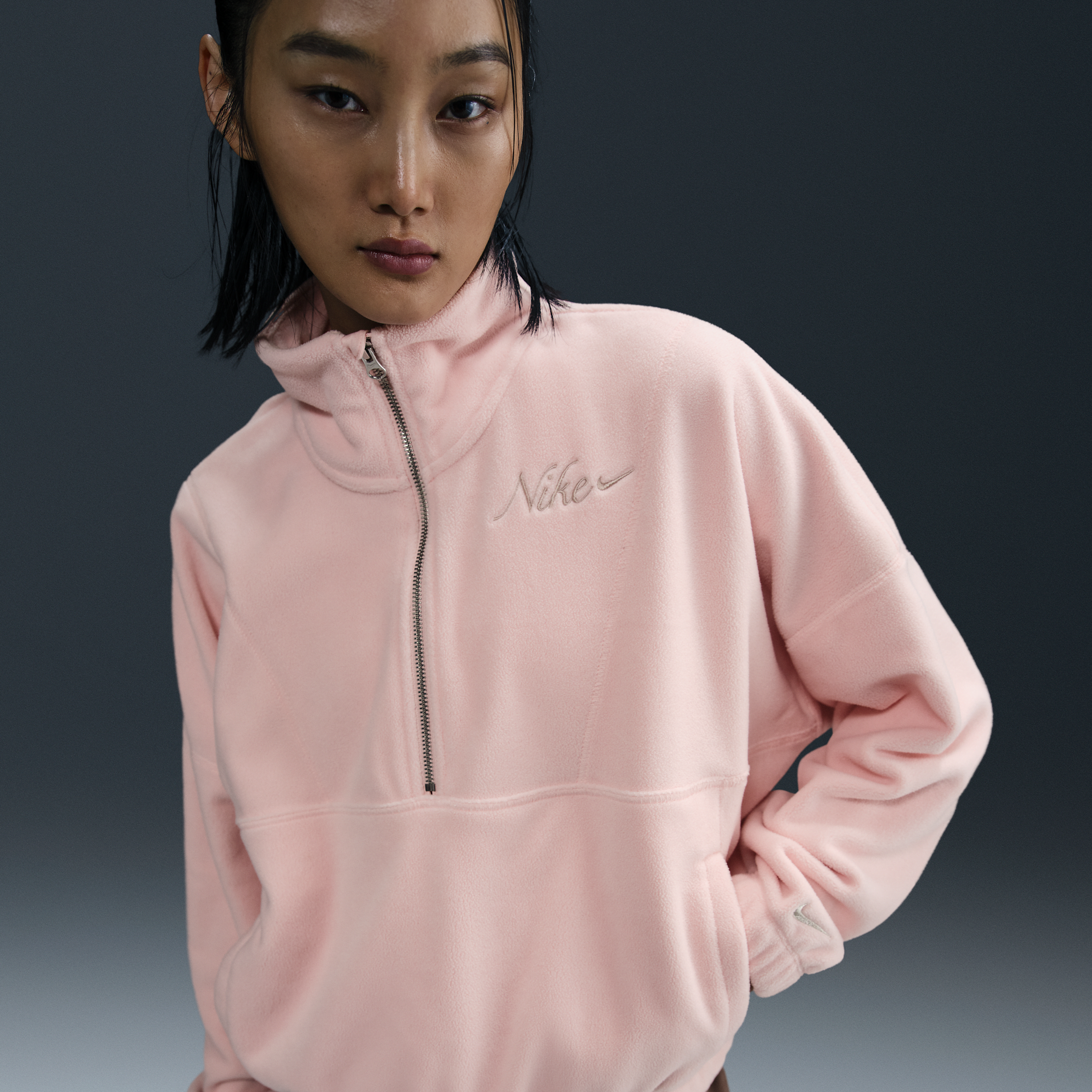 【ナイキ(NIKE)公式ストア】ナイキ ワン ウィメンズ Therma-FIT オーバーサイズド 1/2ジップ フリース トップ HV5012-699 ピンク 【ナイキ(NIKE)公式ストア】ナイキ ワン ウィメンズ Therma-FIT オーバーサイズド 1/2ジップ フリース トップ HV5012-699 ピンク