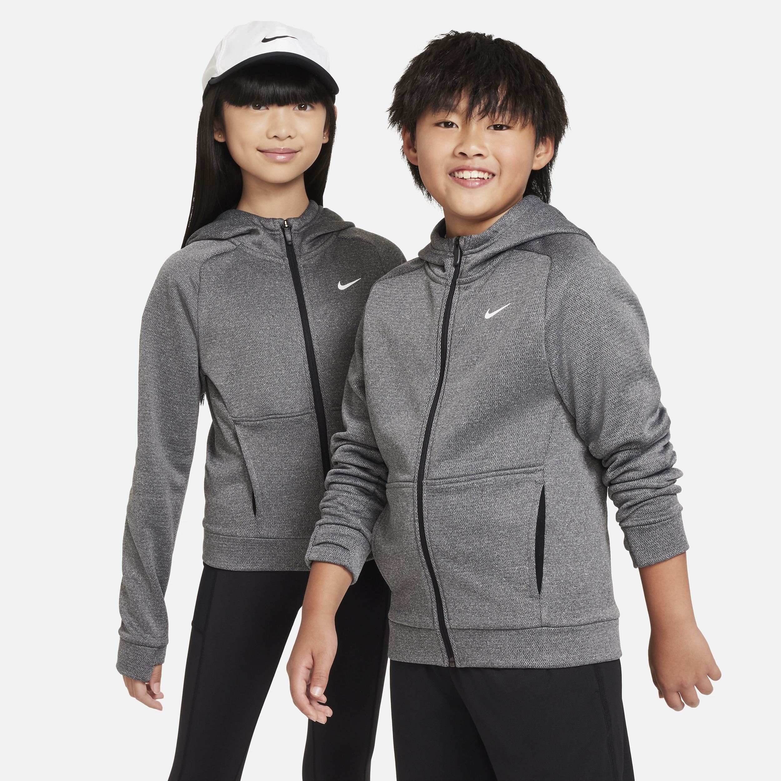 Nike Therma-FIT-hættetrøje med lynlås i fuld længde til større børn - sort