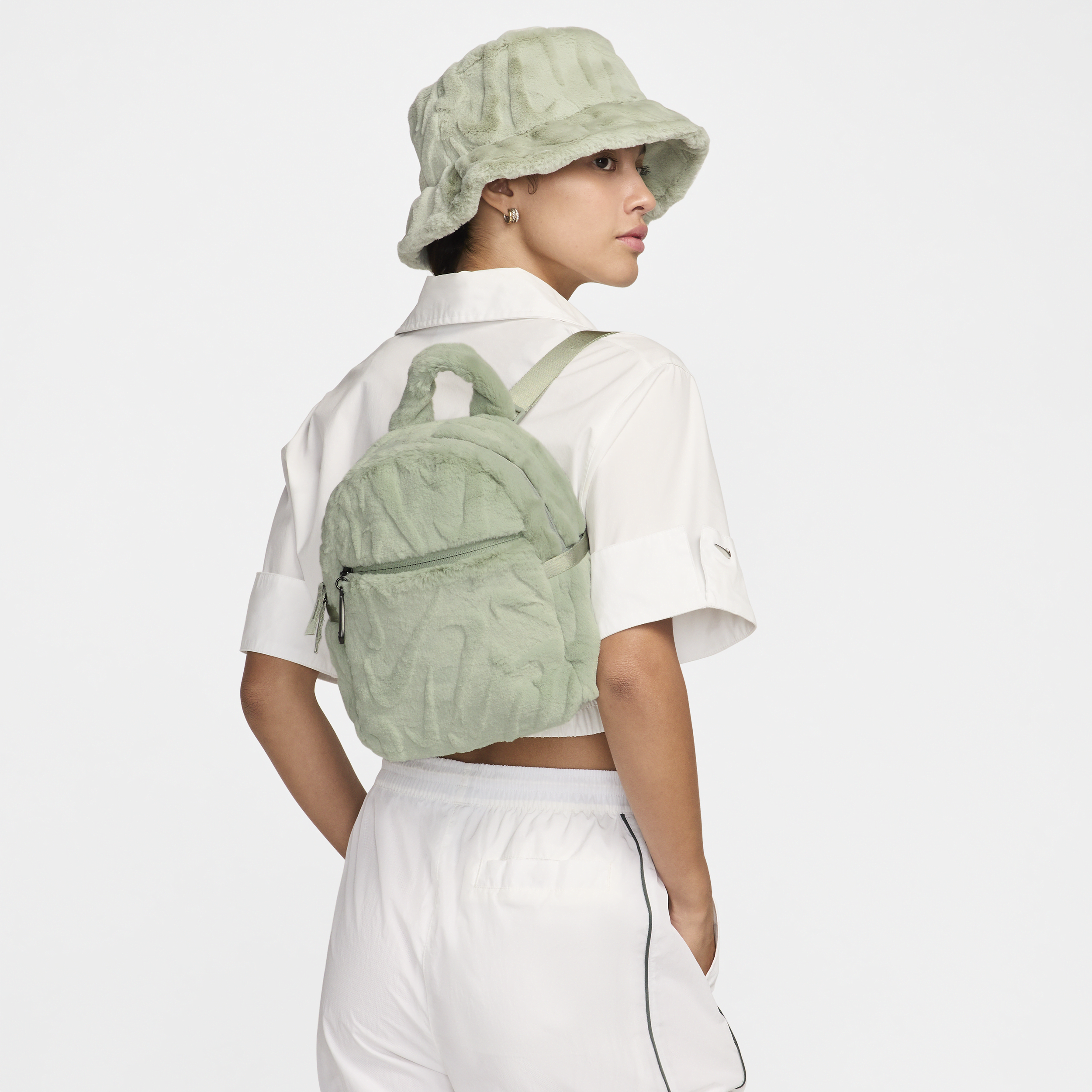 【ナイキ(NIKE)公式ストア】ナイキ スポーツウェア フューチュラ フェイクファー ミニ バックパック (6L) FZ1328-370 グリーン 【ナイキ(NIKE)公式ストア】ナイキ スポーツウェア フューチュラ フェイクファー ミニ バックパック (6L) FZ1328-370 グリーン