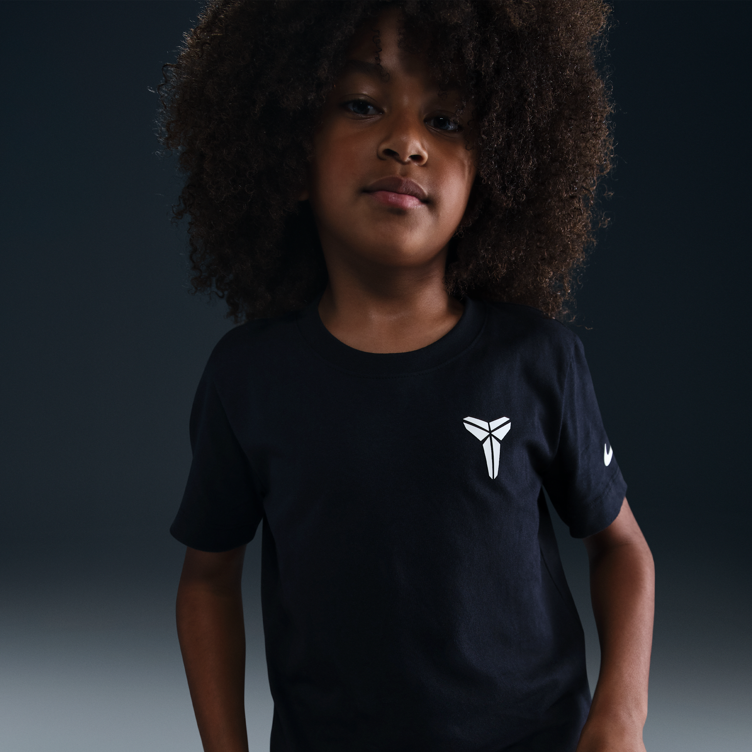 【ナイキ(NIKE)公式ストア】コービー ジュニア Tシャツ HM5667-010 ブラック 【ナイキ(NIKE)公式ストア】コービー ジュニア Tシャツ HM5667-010 ブラック