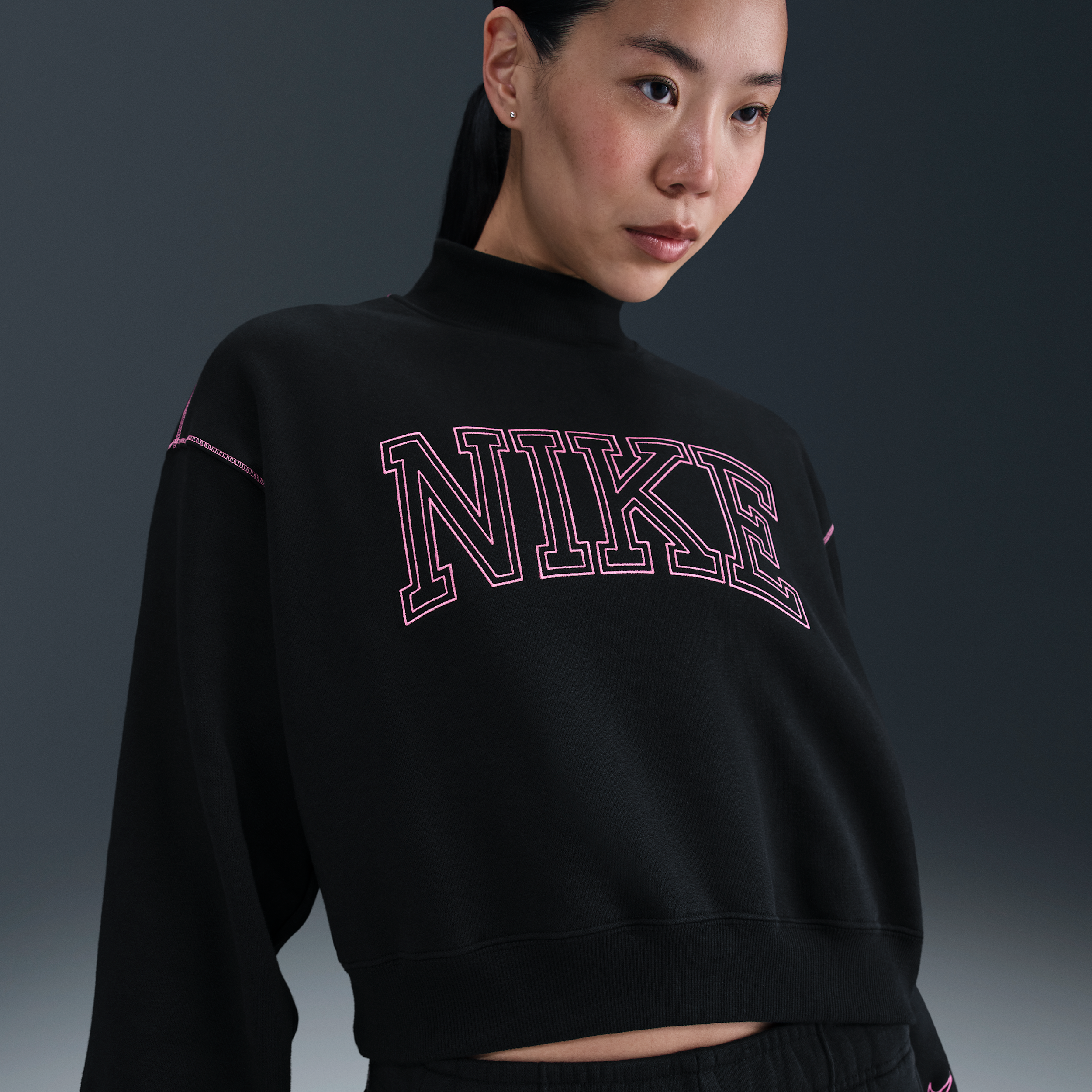 【ナイキ(NIKE)公式ストア】ナイキ スポーツウェア フェニックス フリース ウィメンズ モックネック スウェットシャツ IM7491-010 ブラック 【ナイキ(NIKE)公式ストア】ナイキ スポーツウェア フェニックス フリース ウィメンズ モックネック スウェットシャツ IM7491-010 ブラック