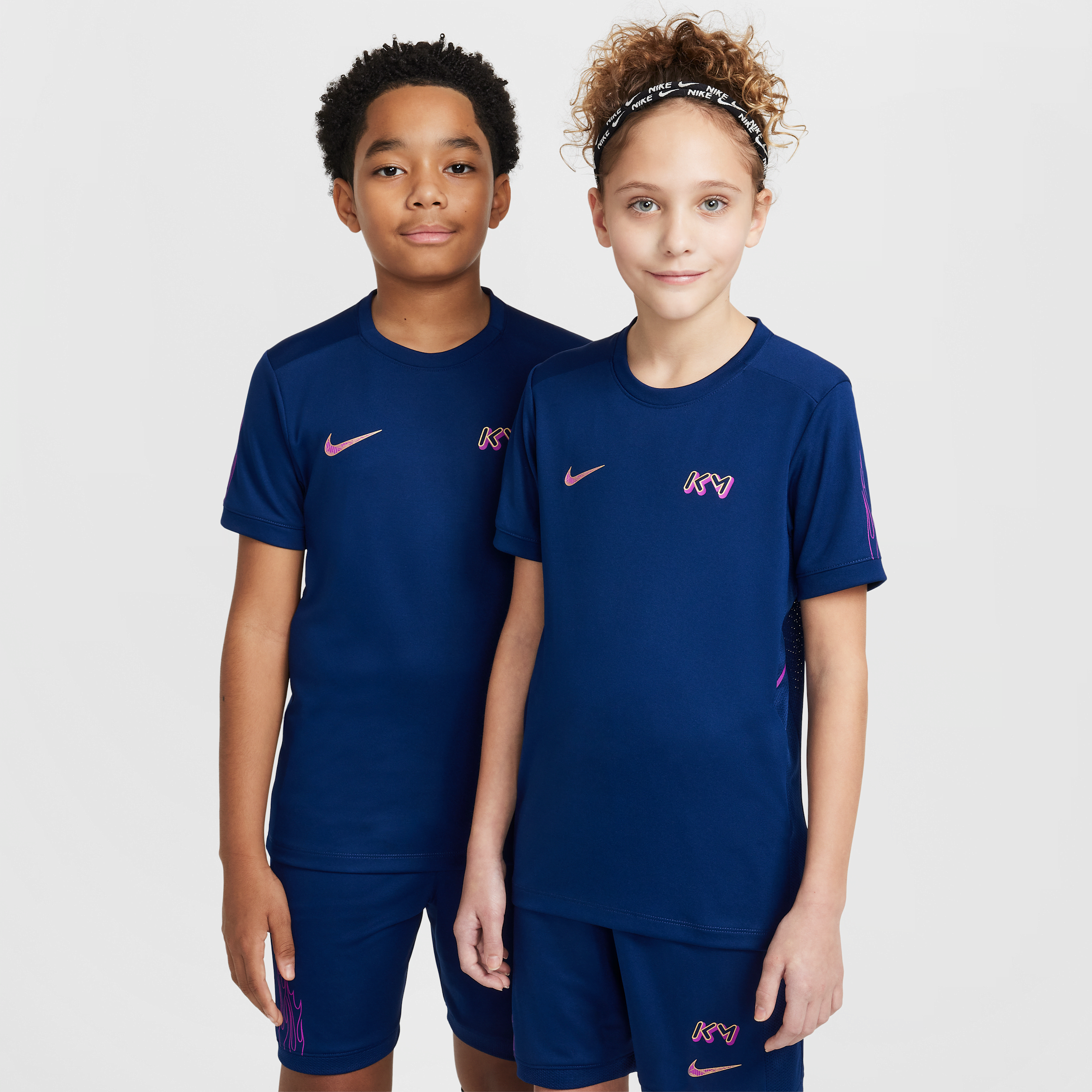 【ナイキ(NIKE)公式ストア】キリアン エムバペ アカデミー ジュニア Dri-FIT サッカートップ HQ3688-492 ブルー 【ナイキ(NIKE)公式ストア】キリアン エムバペ アカデミー ジュニア Dri-FIT サッカートップ HQ3688-492 ブルー