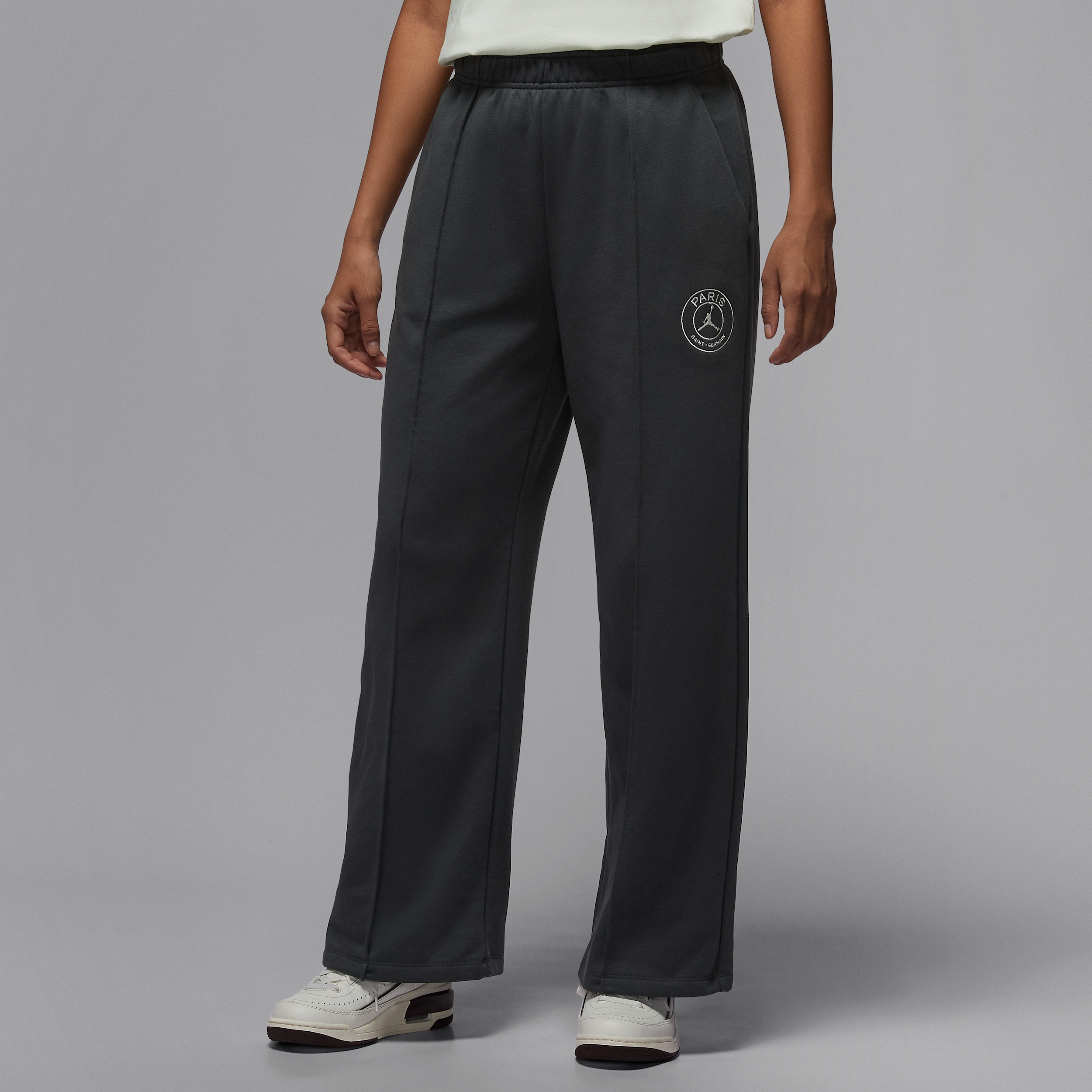 【ナイキ(NIKE)公式ストア】パリ サンジェルマン(PSG) ウィメンズ フリース パンツ HV0143-060 グレー 【ナイキ(NIKE)公式ストア】パリ サンジェルマン(PSG) ウィメンズ フリース パンツ HV0143-060 グレー