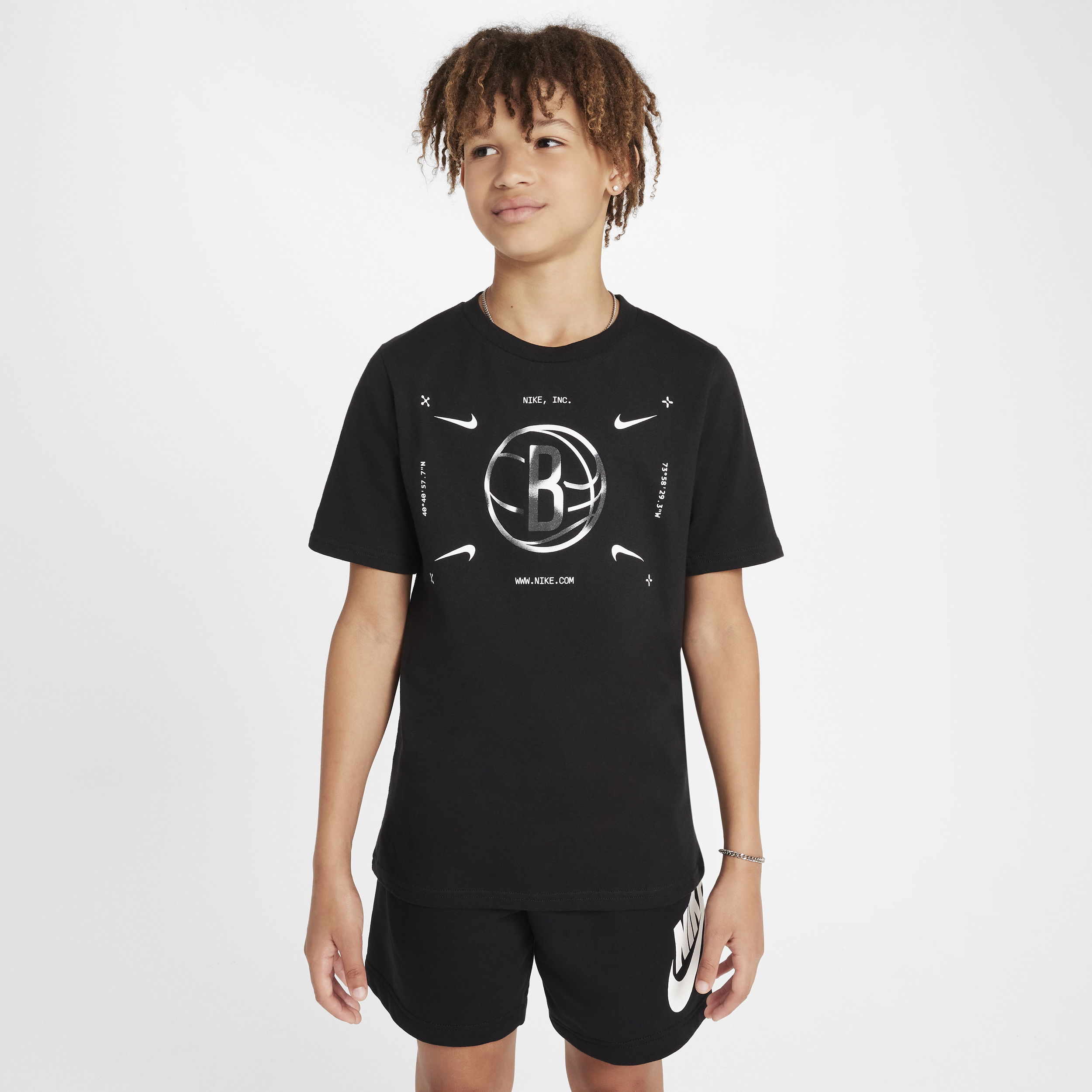 T-shirt con logo Brooklyn Nets Nike NBA – Ragazzo - Nero
