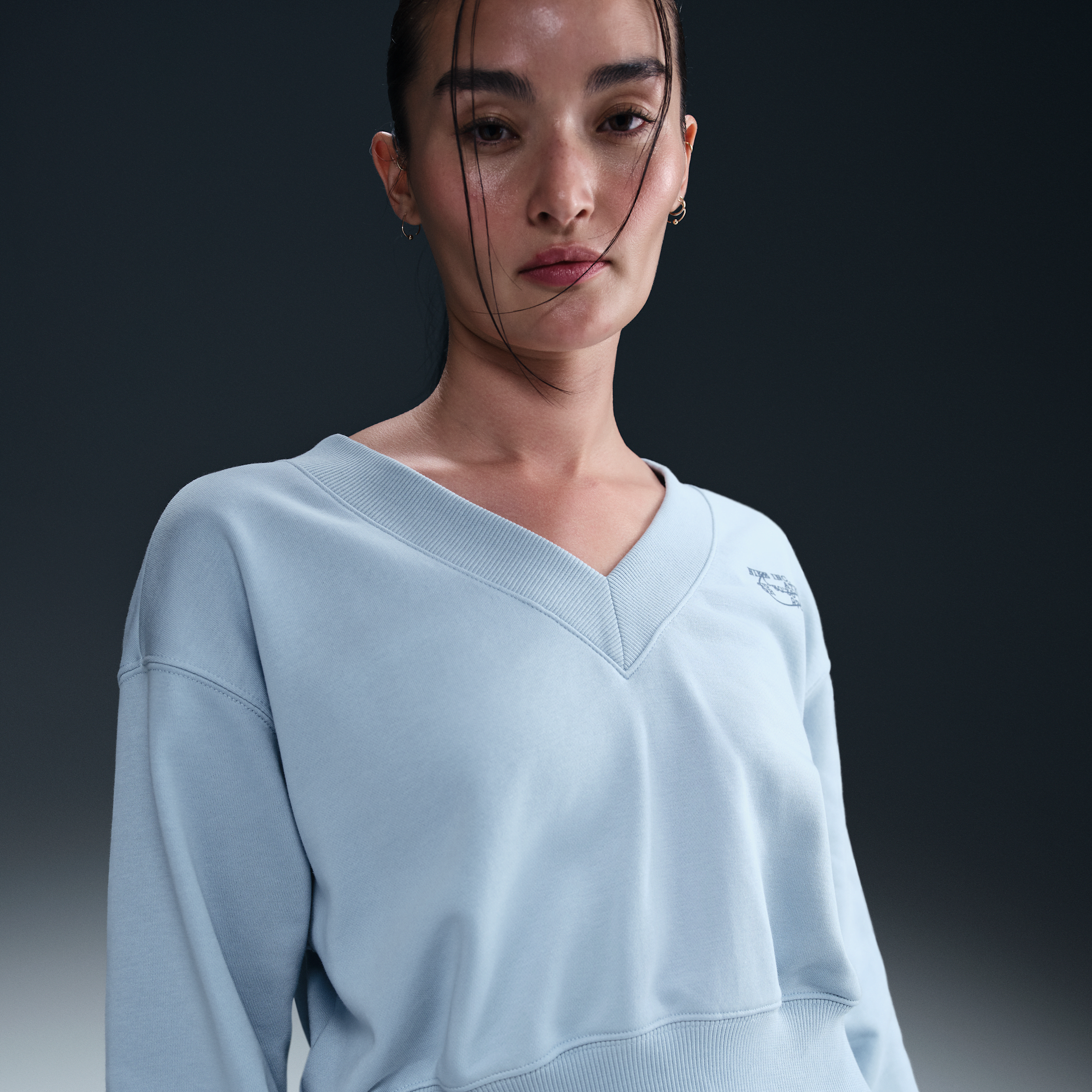 【ナイキ(NIKE)公式ストア】ナイキ スポーツウェア フェニックス フリース ウィメンズ オーバーサイズド Vネック クロップド トップ HV4857-499 ブルー 【ナイキ(NIKE)公式ストア】ナイキ スポーツウェア フェニックス フリース ウィメンズ オーバーサイズド Vネック クロップド トップ HV4857-499 ブルー