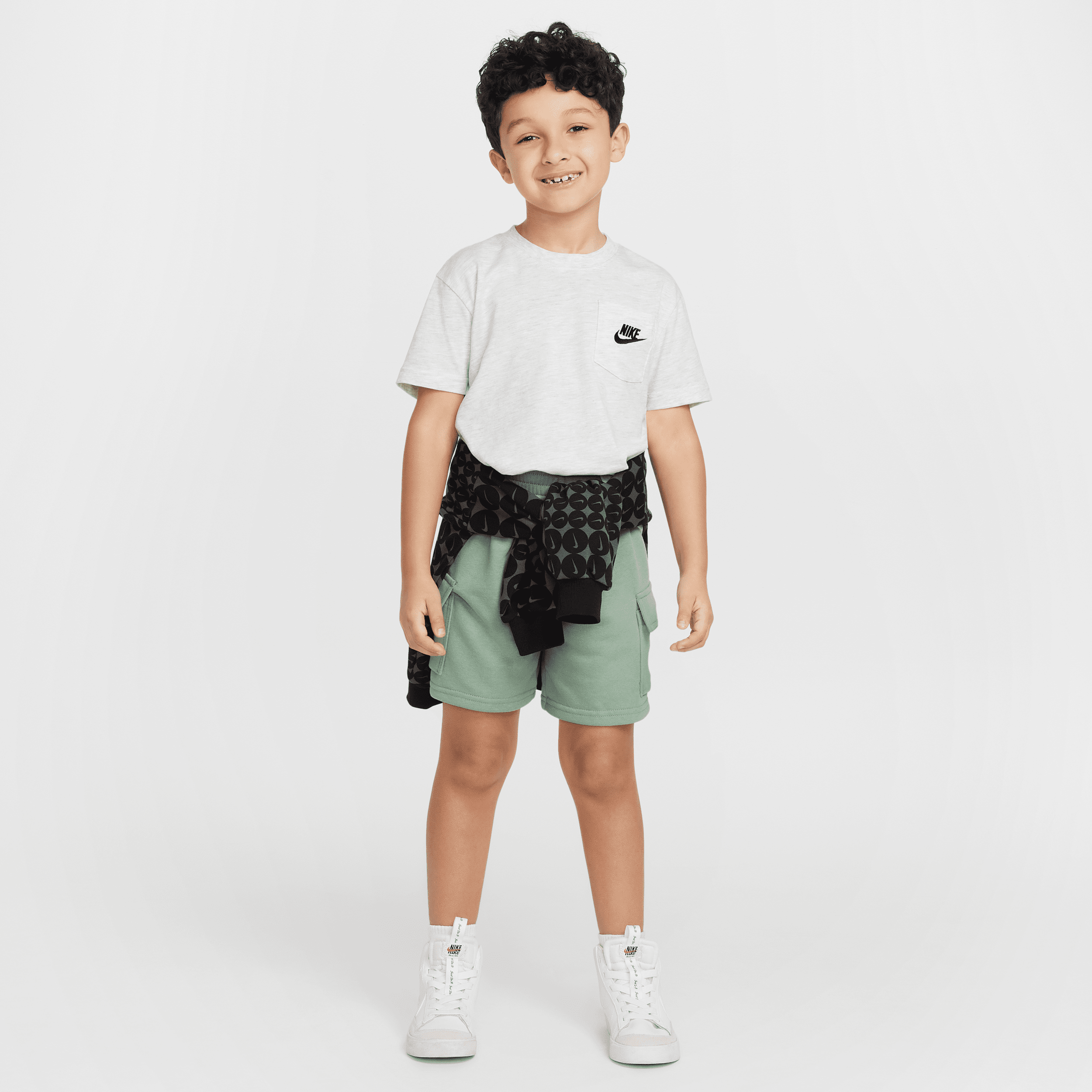 【ナイキ(NIKE)公式ストア】ナイキ スポーツウェア リトルキッズ ポケット Tシャツ アンド フレンチ テリー ショートパンツ セットアップ II3028-079 グリーン 【ナイキ(NIKE)公式ストア】ナイキ スポーツウェア リトルキッズ ポケット Tシャツ アンド フレンチ テリー ショートパンツ セットアップ II3028-079 グリーン