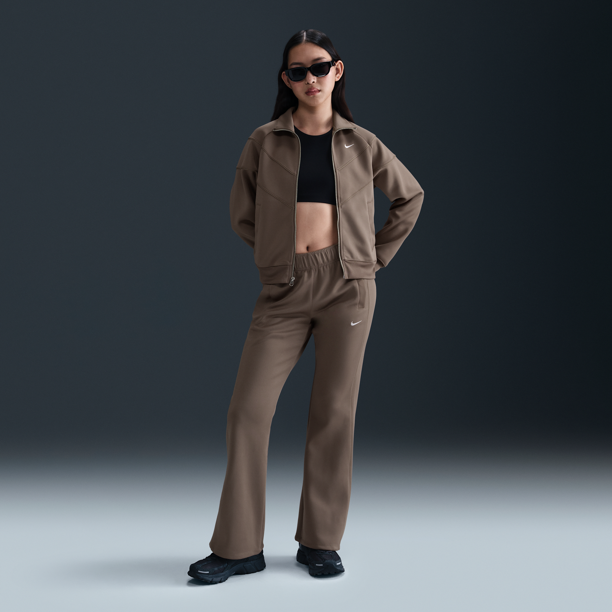 【ナイキ(NIKE)公式ストア】ナイキ スポーツウェア ウィンドランナー ウィメンズ スリム ミッドライズ ニット パンツ HJ1017-233 ブラウン 【ナイキ(NIKE)公式ストア】ナイキ スポーツウェア ウィンドランナー ウィメンズ スリム ミッドライズ ニット パンツ HJ1017-233 ブラウン