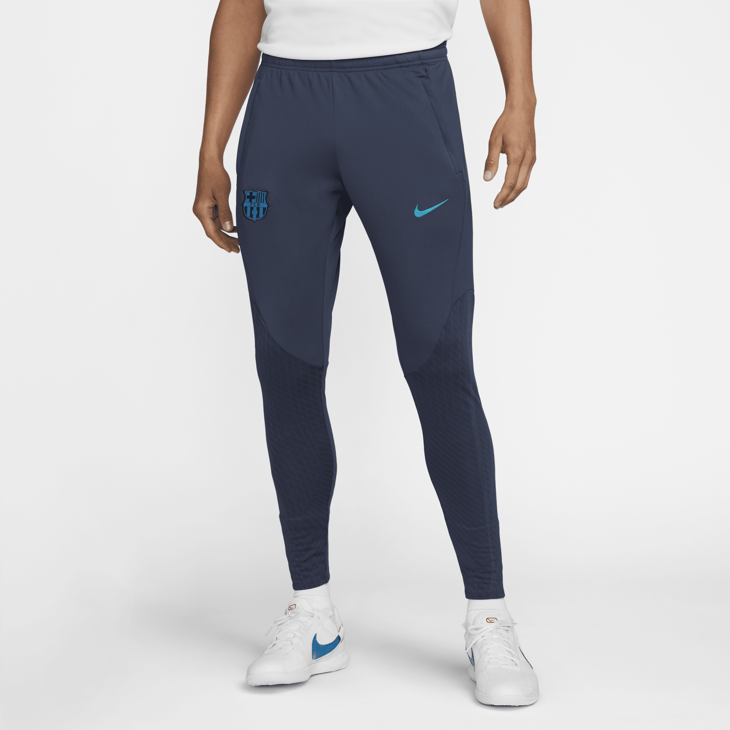 Pantaloni da calcio in maglia Nike Dri-FIT FC Barcelona Strike da uomo – Terza - Blu
