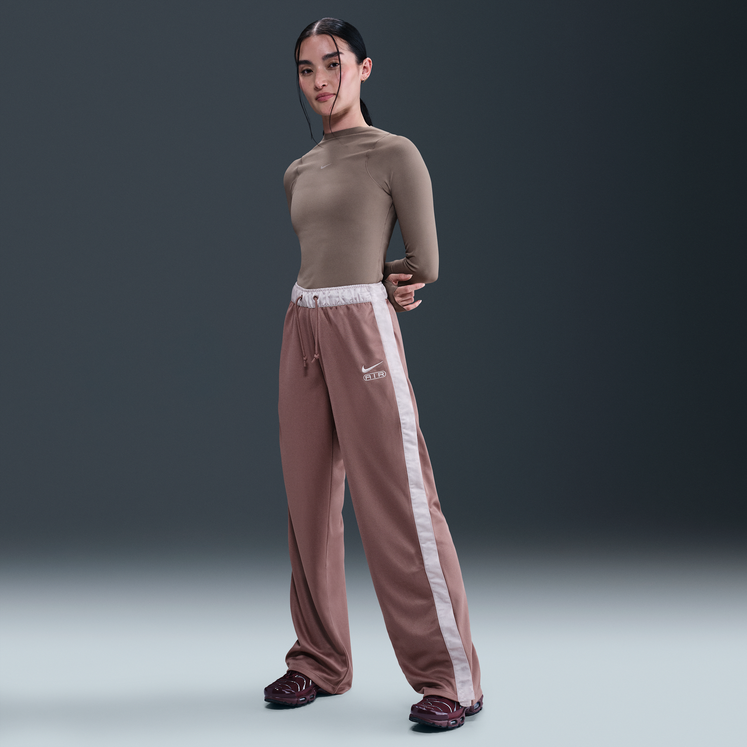【ナイキ(NIKE)公式ストア】ナイキ エア ウィメンズ ミッドライズ ブレークアウェイ パンツ FN1906-208 パープル 【ナイキ(NIKE)公式ストア】ナイキ エア ウィメンズ ミッドライズ ブレークアウェイ パンツ FN1906-208 パープル