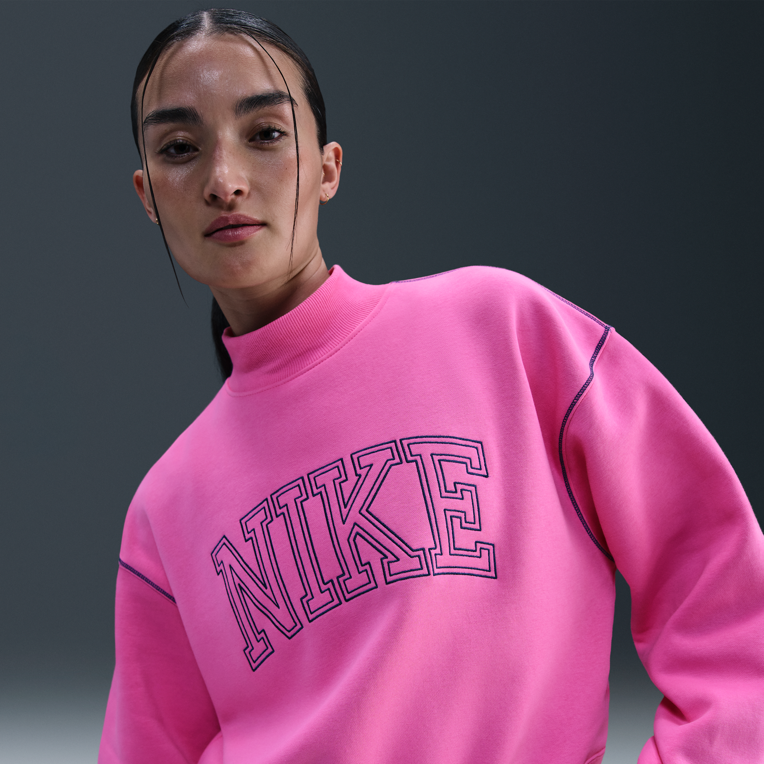 【ナイキ(NIKE)公式ストア】ナイキ スポーツウェア フェニックス フリース ウィメンズ モックネック スウェットシャツ IM7491-675 ピンク 【ナイキ(NIKE)公式ストア】ナイキ スポーツウェア フェニックス フリース ウィメンズ モックネック スウェットシャツ IM7491-675 ピンク
