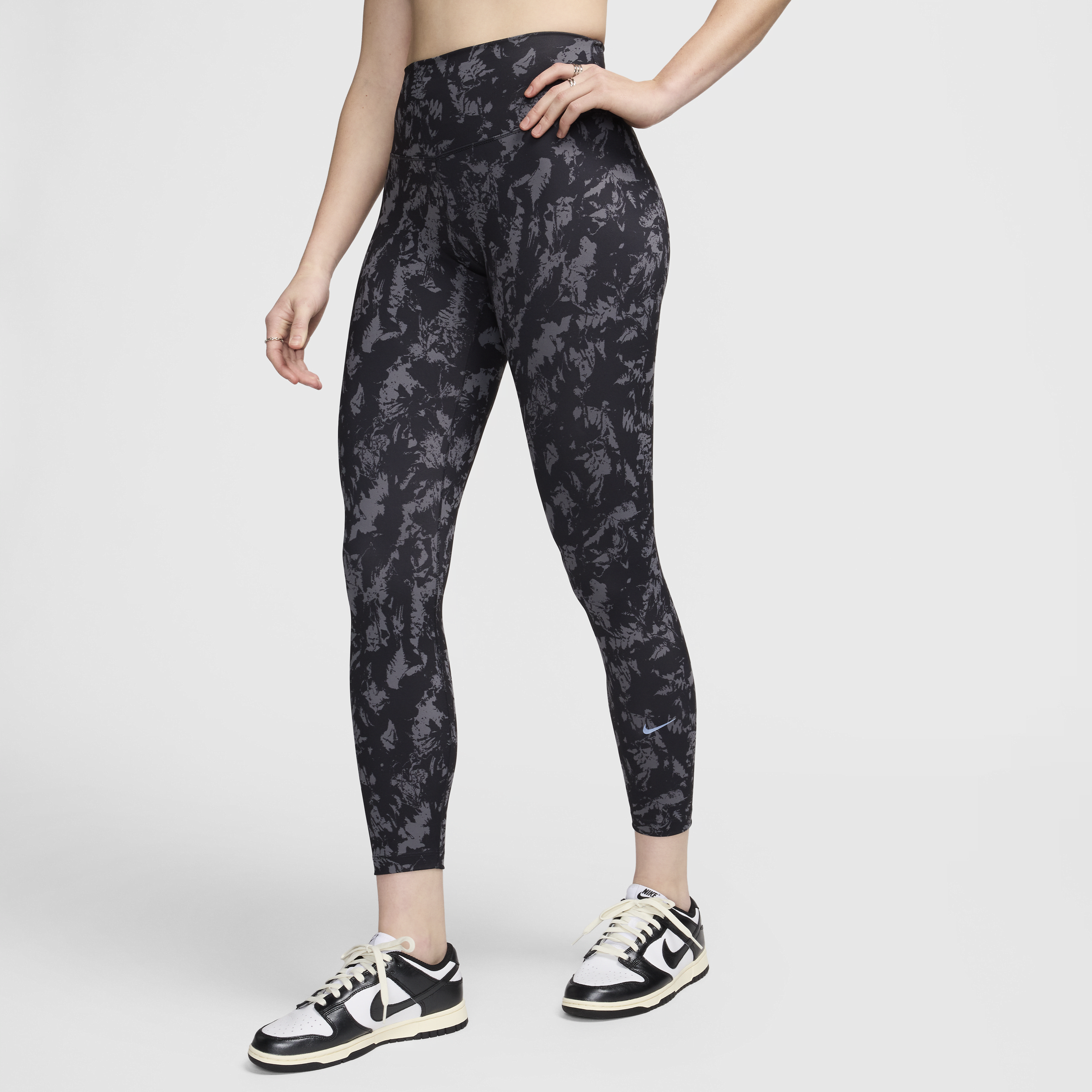 【ナイキ(NIKE)公式ストア】ナイキ ワン ウィメンズ ハイウエスト 7/8 プリント レギンス FZ3230-010 ブラック 【ナイキ(NIKE)公式ストア】ナイキ ワン ウィメンズ ハイウエスト 7/8 プリント レギンス FZ3230-010 ブラック