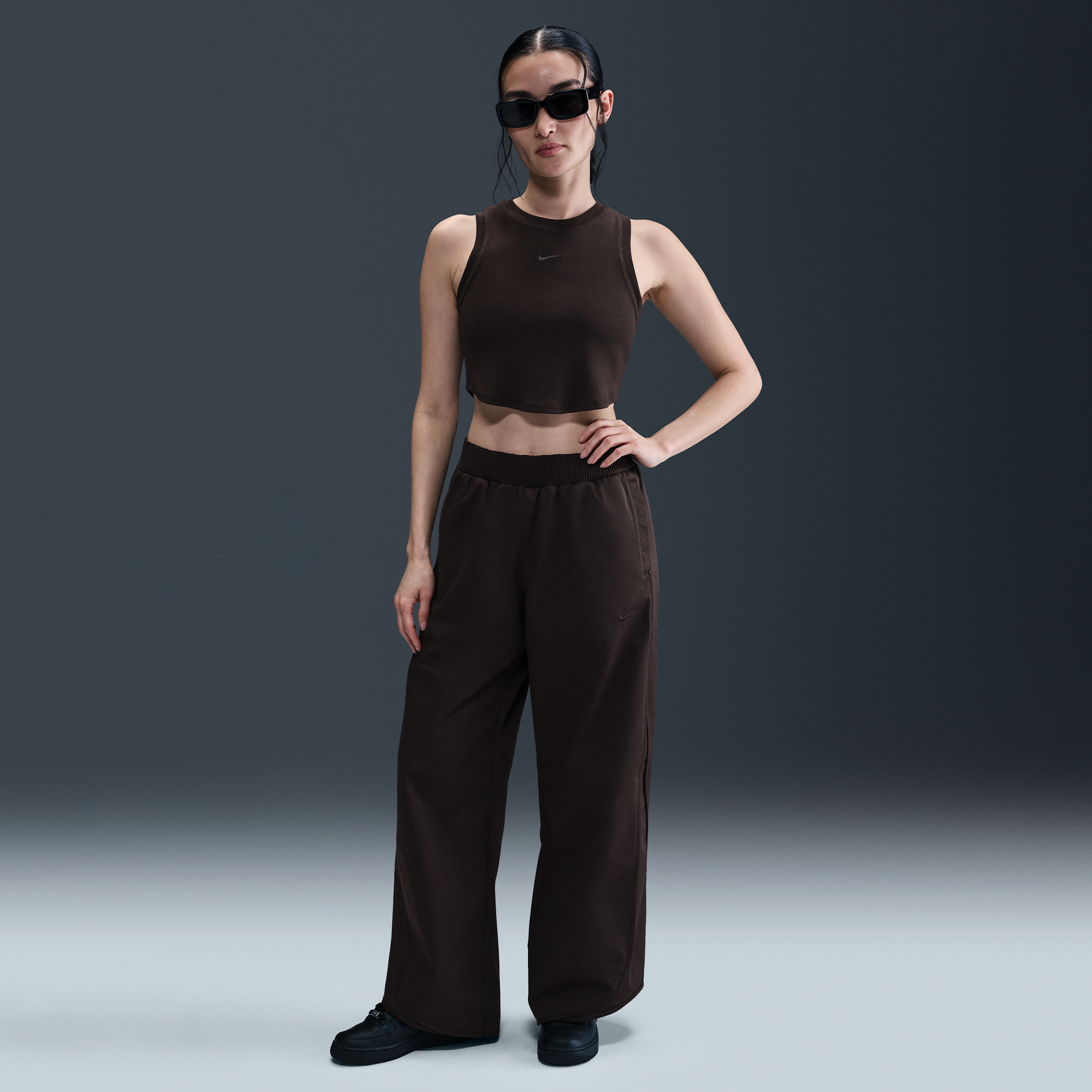 【ナイキ(NIKE)公式ストア】ナイキ スポーツウェア コレクション ウィメンズ ミッドライズ ツイル トラックパンツ HM9055-220 ブラウン 【ナイキ(NIKE)公式ストア】ナイキ スポーツウェア コレクション ウィメンズ ミッドライズ ツイル トラックパンツ HM9055-220 ブラウン