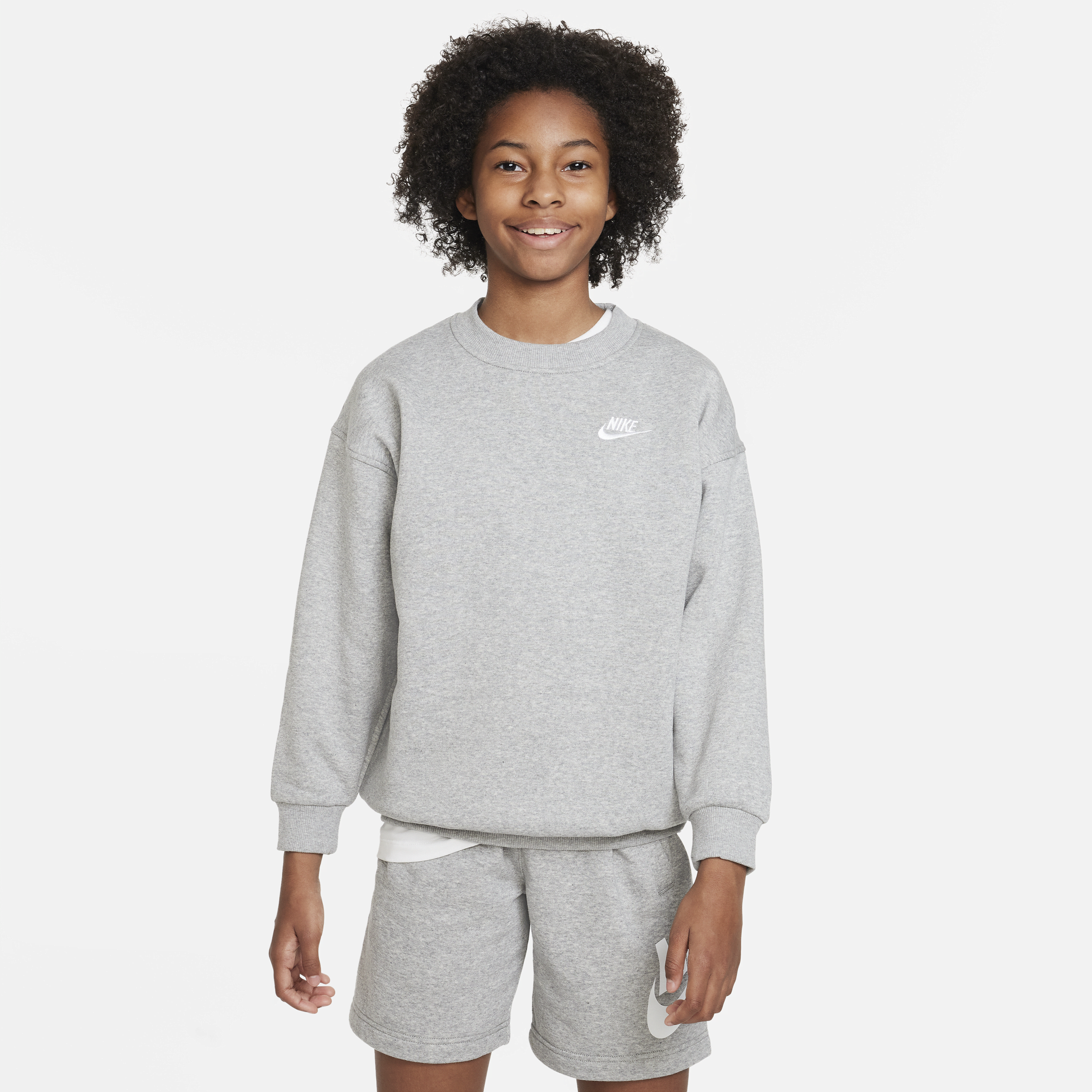 【ナイキ(NIKE)公式ストア】ナイキ スポーツウェア クラブ フリース ジュニア オーバーサイズ スウェットシャツ FD2923-063 グレー 【ナイキ(NIKE)公式ストア】ナイキ スポーツウェア クラブ フリース ジュニア オーバーサイズ スウェットシャツ FD2923-063 グレー