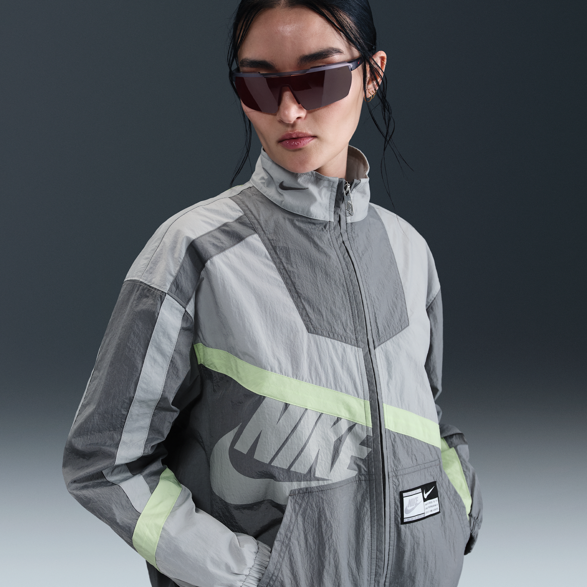【ナイキ(NIKE)公式ストア】ナイキ スポーツウェア ウィメンズ オーバーサイズド ウーブン ジャケット HJ0177-084 グレー 【ナイキ(NIKE)公式ストア】ナイキ スポーツウェア ウィメンズ オーバーサイズド ウーブン ジャケット HJ0177-084 グレー