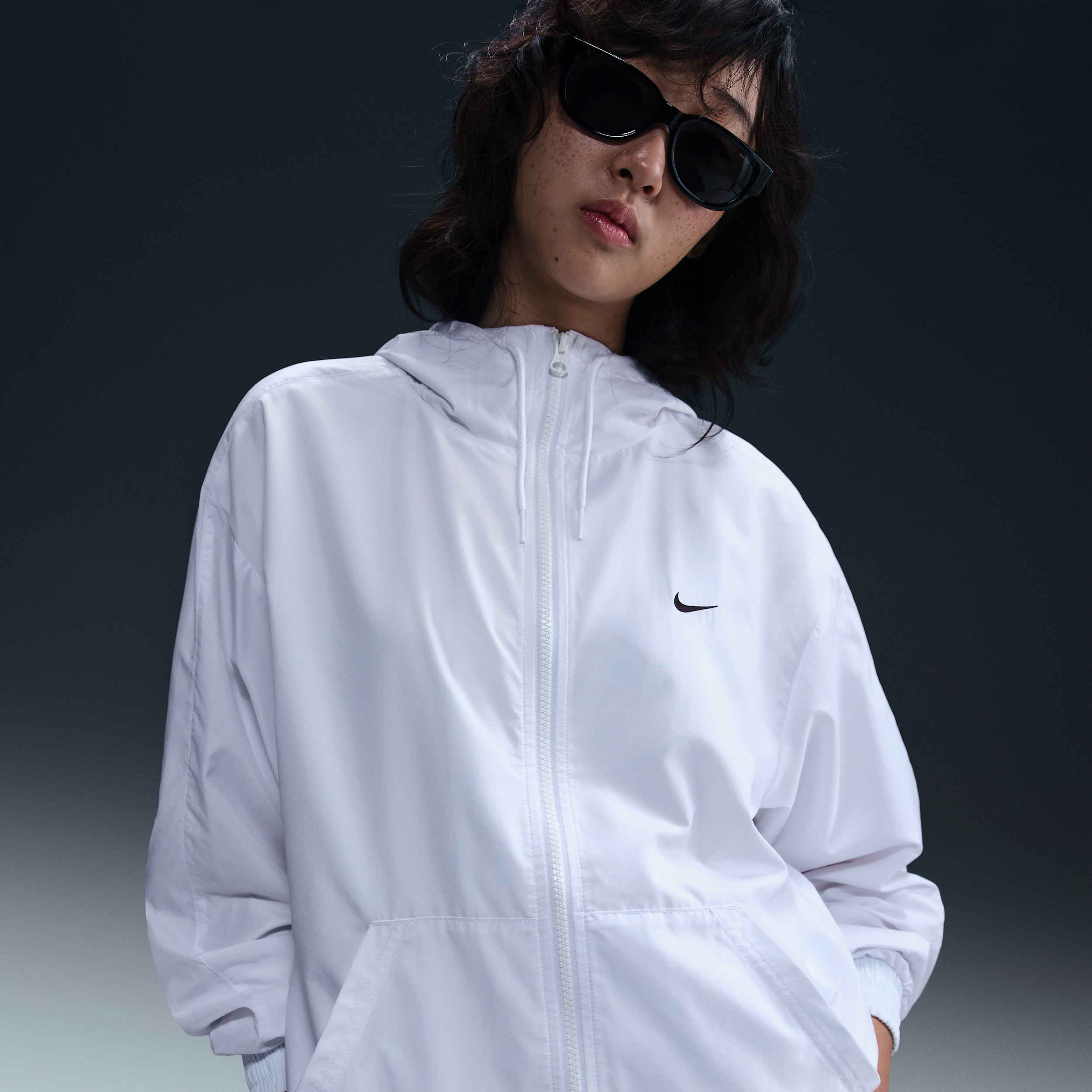 【ナイキ(NIKE)公式ストア】ナイキ スポーツウェア クラシック ウーブン ウィメンズ ルーズ UV プロテクション フーデッド ジャケット FV6299-100 ホワイト 【ナイキ(NIKE)公式ストア】ナイキ スポーツウェア クラシック ウーブン ウィメンズ ルーズ UV プロテクション フーデッド ジャケット FV6299-100 ホワイト