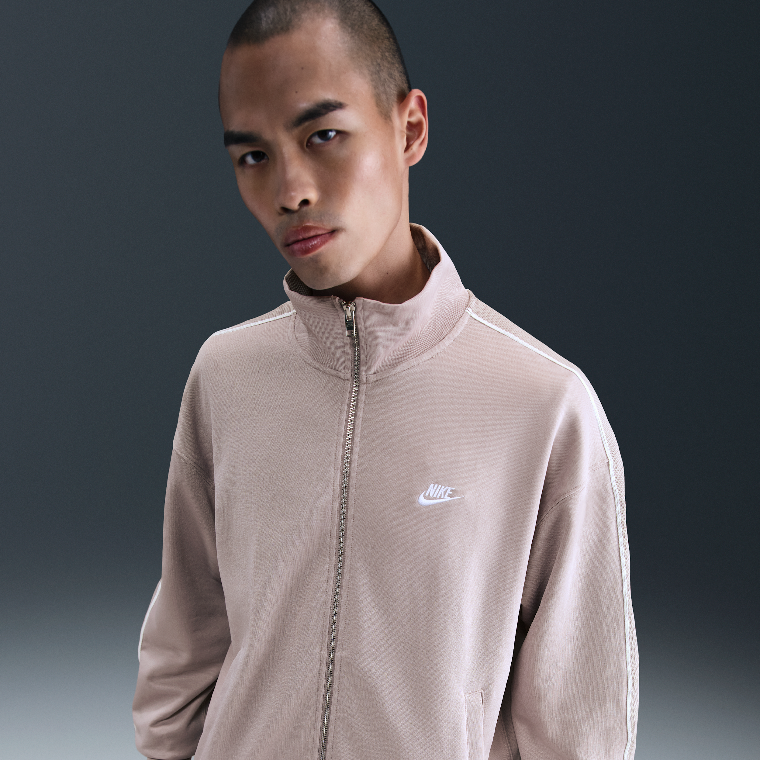 【ナイキ(NIKE)公式ストア】ナイキ スポーツウェア クラブ メンズ オーバーサイズド ニット トラックジャケット HV1418-009 グレー 【ナイキ(NIKE)公式ストア】ナイキ スポーツウェア クラブ メンズ オーバーサイズド ニット トラックジャケット HV1418-009 グレー