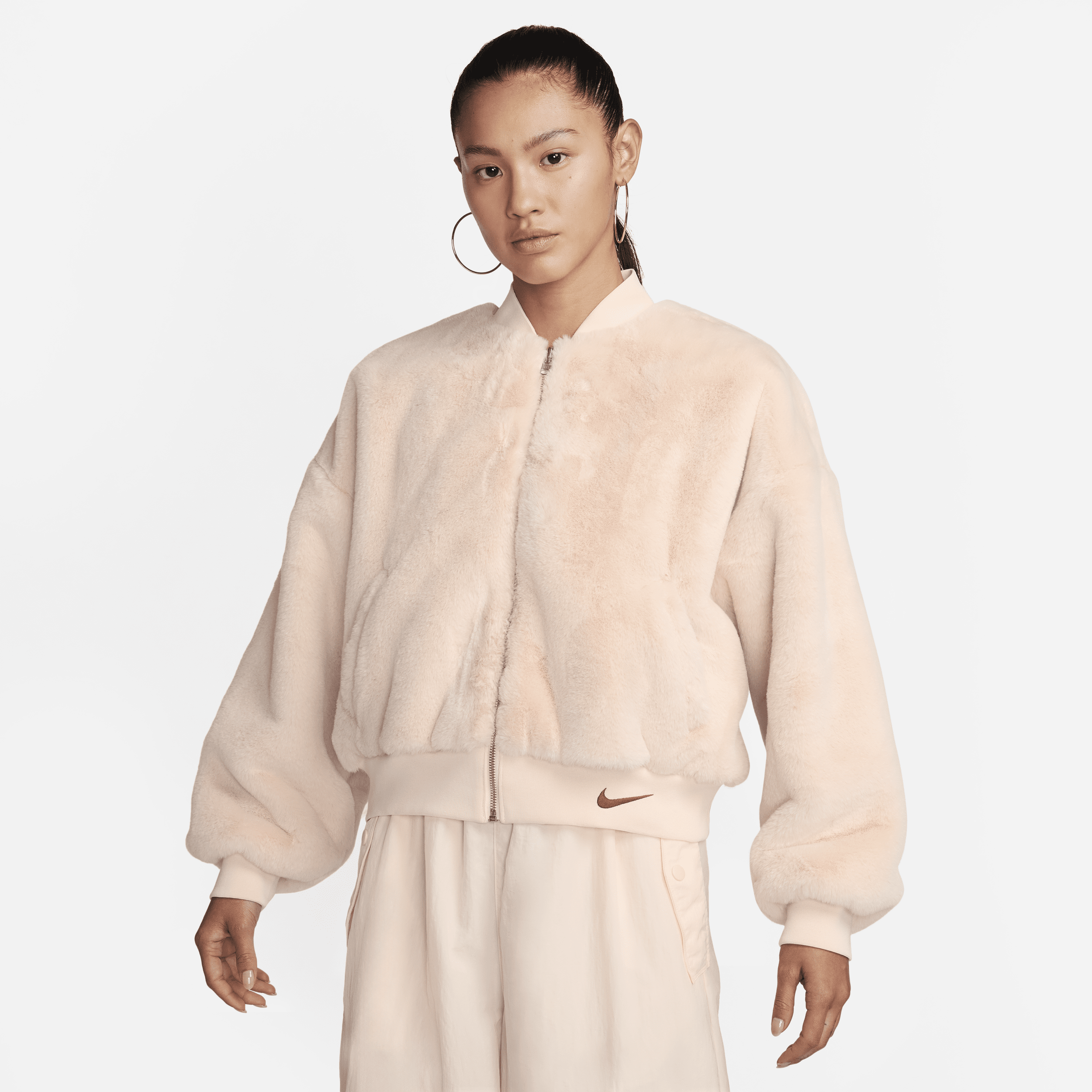 【ナイキ(NIKE)公式ストア】ナイキ スポーツウェア ウィメンズ リバーシブル フェイクファー ボンバージャケット FB8693-838 ブラウン 【ナイキ(NIKE)公式ストア】ナイキ スポーツウェア ウィメンズ リバーシブル フェイクファー ボンバージャケット FB8693-838 ブラウン