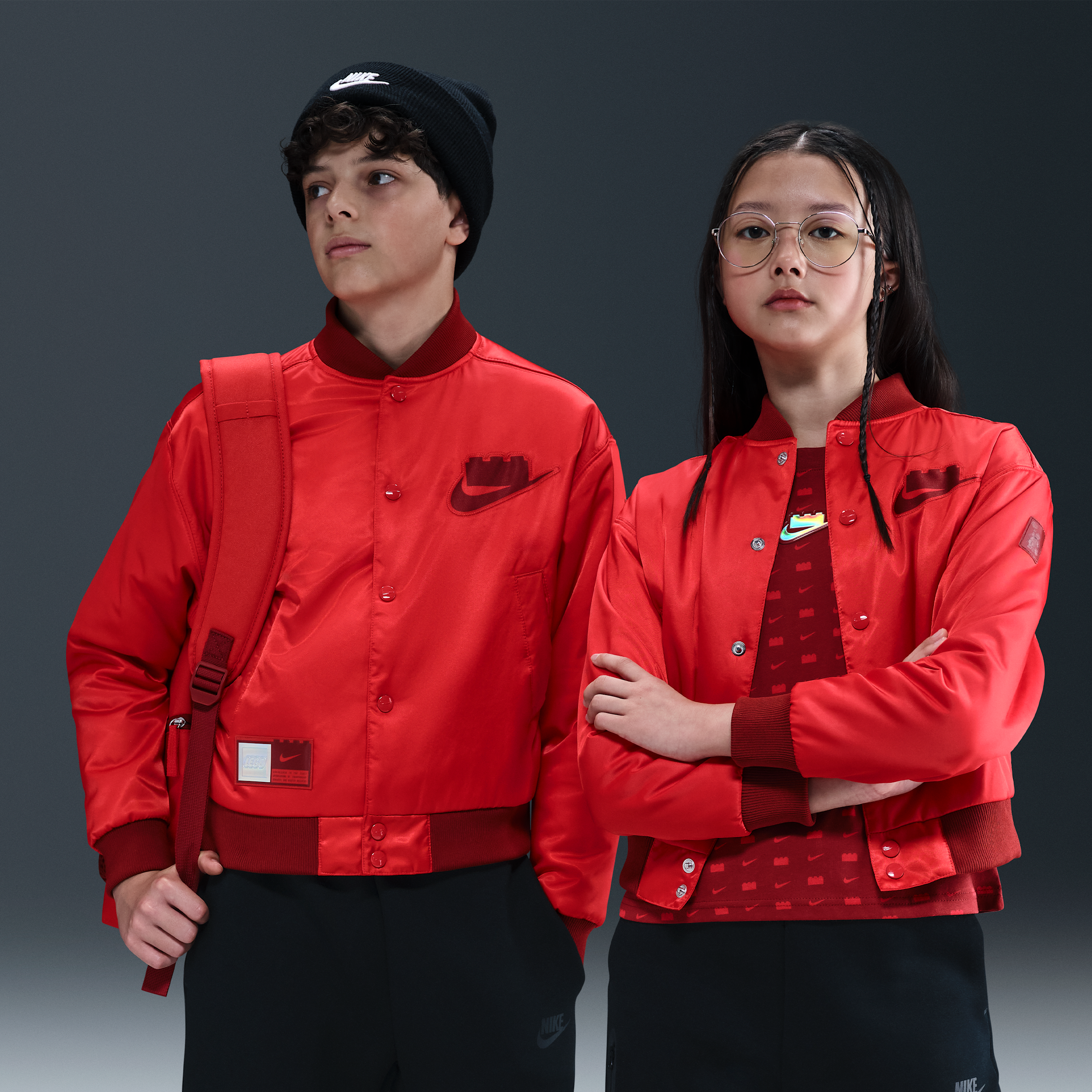 【ナイキ(NIKE)公式ストア】Nike x LEGO® コレクション ジュニア バスケットボールジャケット IB6389-612 レッド 【ナイキ(NIKE)公式ストア】Nike x LEGO® コレクション ジュニア バスケットボールジャケット IB6389-612 レッド
