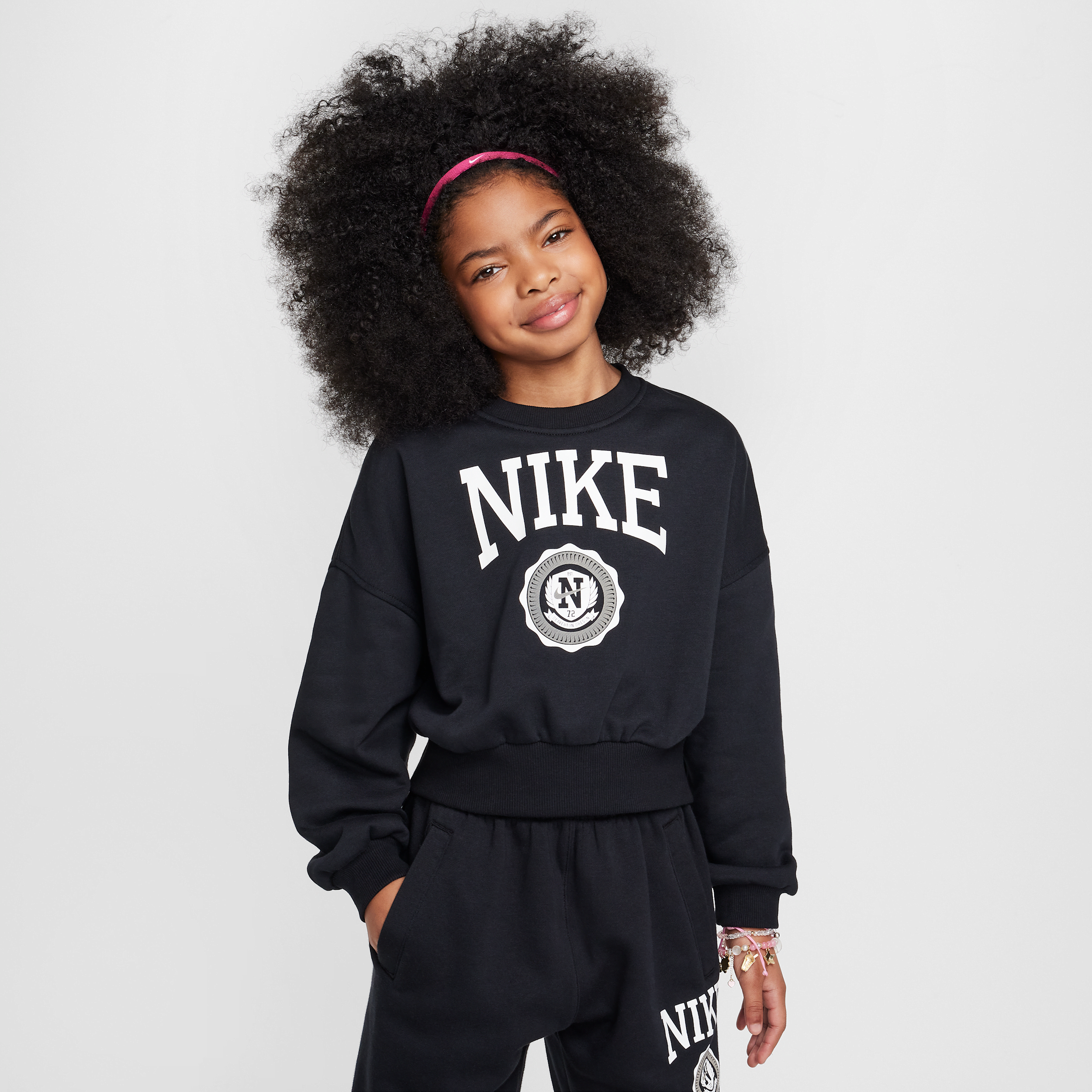 【ナイキ(NIKE)公式ストア】ナイキ スポーツウェア クラブ ガールズ フレンチテリー クルーネック スウェットシャツ HJ3373-010 ブラック 【ナイキ(NIKE)公式ストア】ナイキ スポーツウェア クラブ ガールズ フレンチテリー クルーネック スウェットシャツ HJ3373-010 ブラック